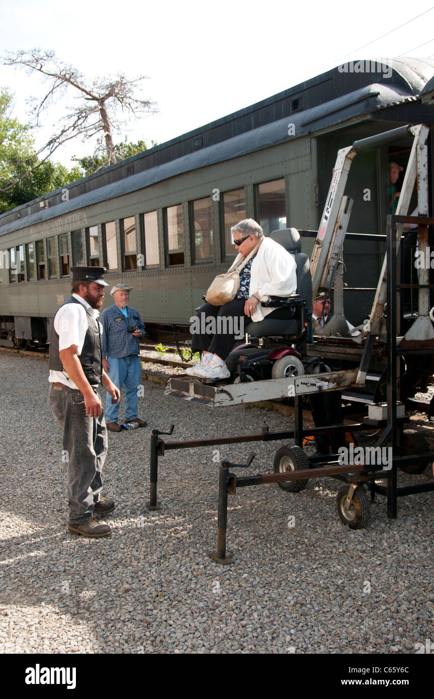 Begleiter helfen Senioren aus Waggon. Stockfoto