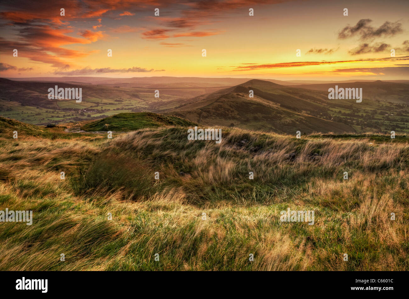 Blick vom Mam Tor auf Hollins kreuzen sich am Sunrise, Peak District, Derbyshire. Stockfoto