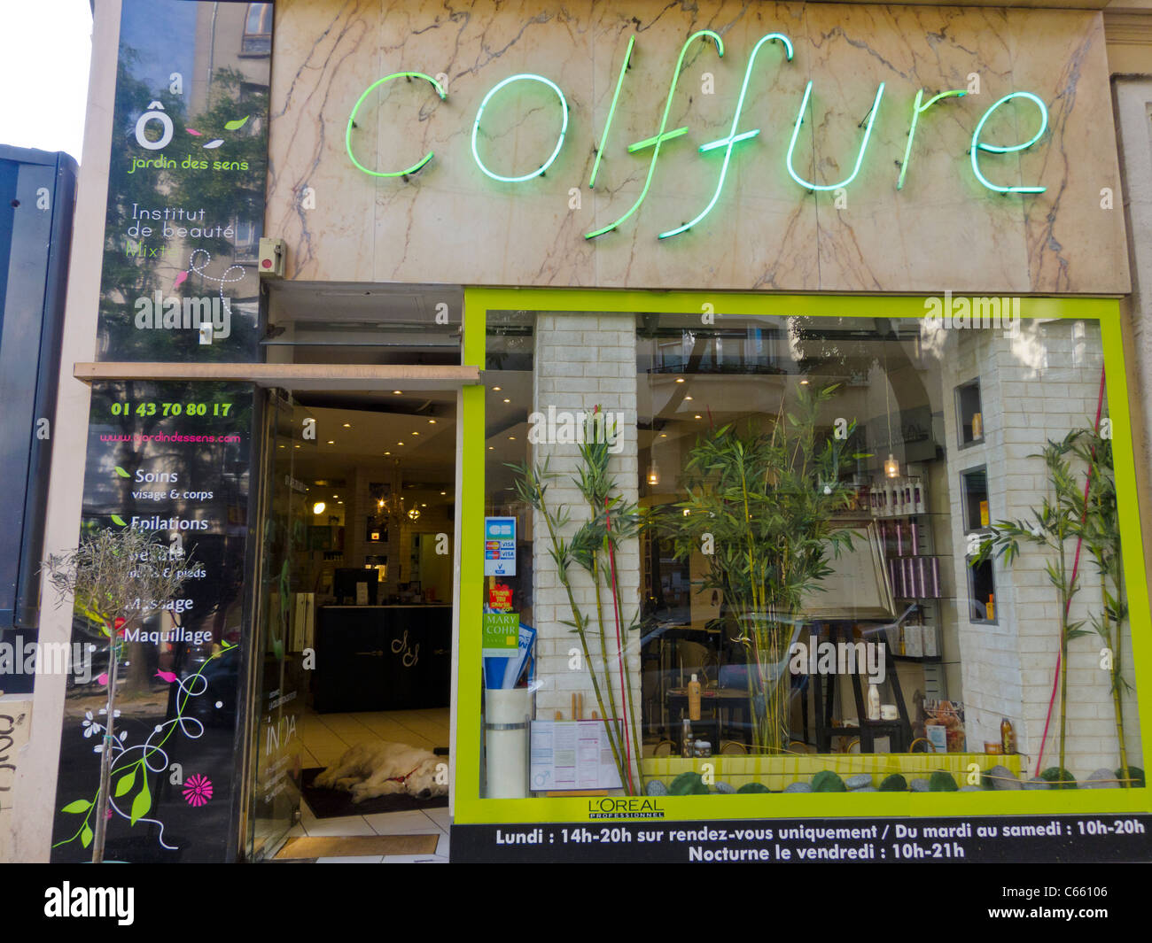 Paris, Frankreich, außen, Glastür, moderner französischer Coiffure Beauty Salon, Vintage Shop Front, Vintage Paris Fenster, Neonschild Tür, paris Shops Tür Stockfoto