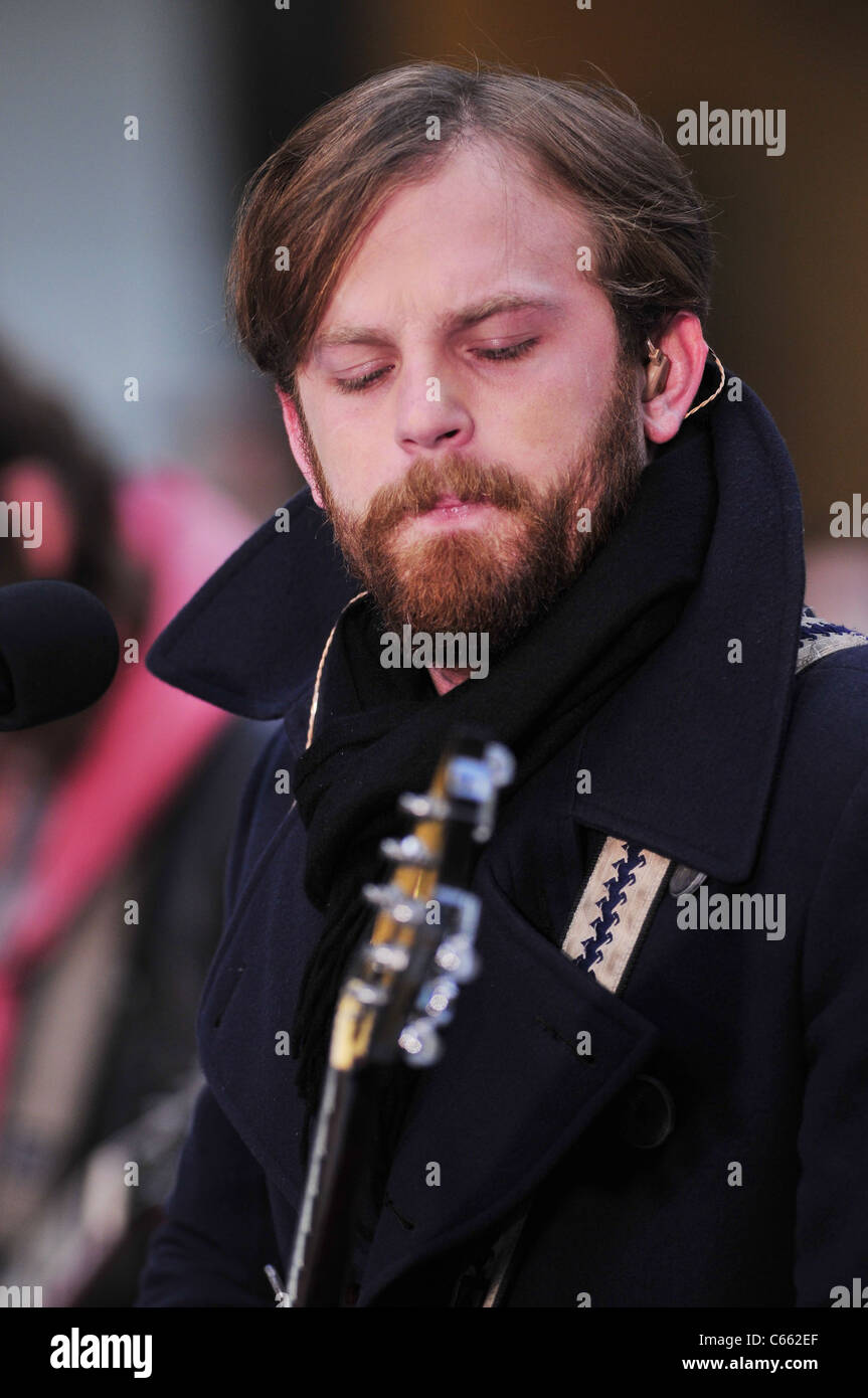 Caleb Followill für NBC heute zeigen Konzert mit Kings of Leon, Rockefeller Plaza, New York, NY 24. November 2010 auf der Bühne. Foto von: William D. Bird/Everett Collection Stockfoto