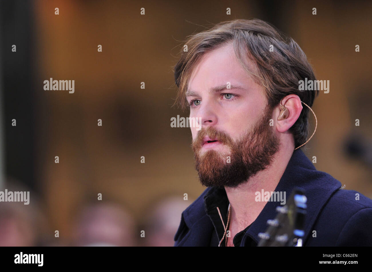 Caleb Followill für NBC heute zeigen Konzert mit Kings of Leon, Rockefeller Plaza, New York, NY 24. November 2010 auf der Bühne. Foto von: William D. Bird/Everett Collection Stockfoto
