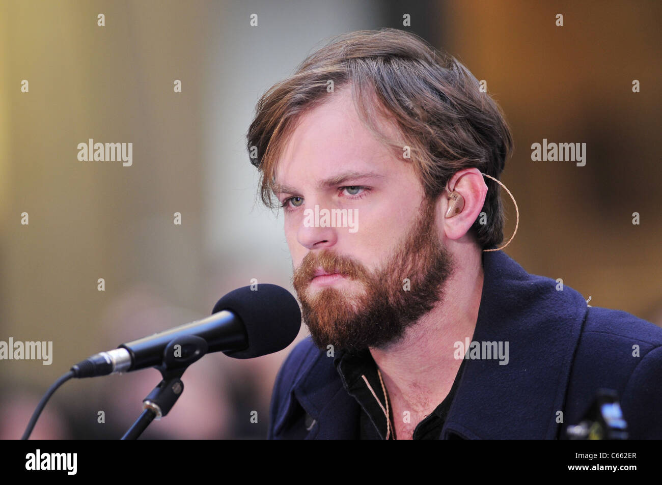 Caleb Followill für NBC heute zeigen Konzert mit Kings of Leon, Rockefeller Plaza, New York, NY 24. November 2010 auf der Bühne. Foto von: William D. Bird/Everett Collection Stockfoto
