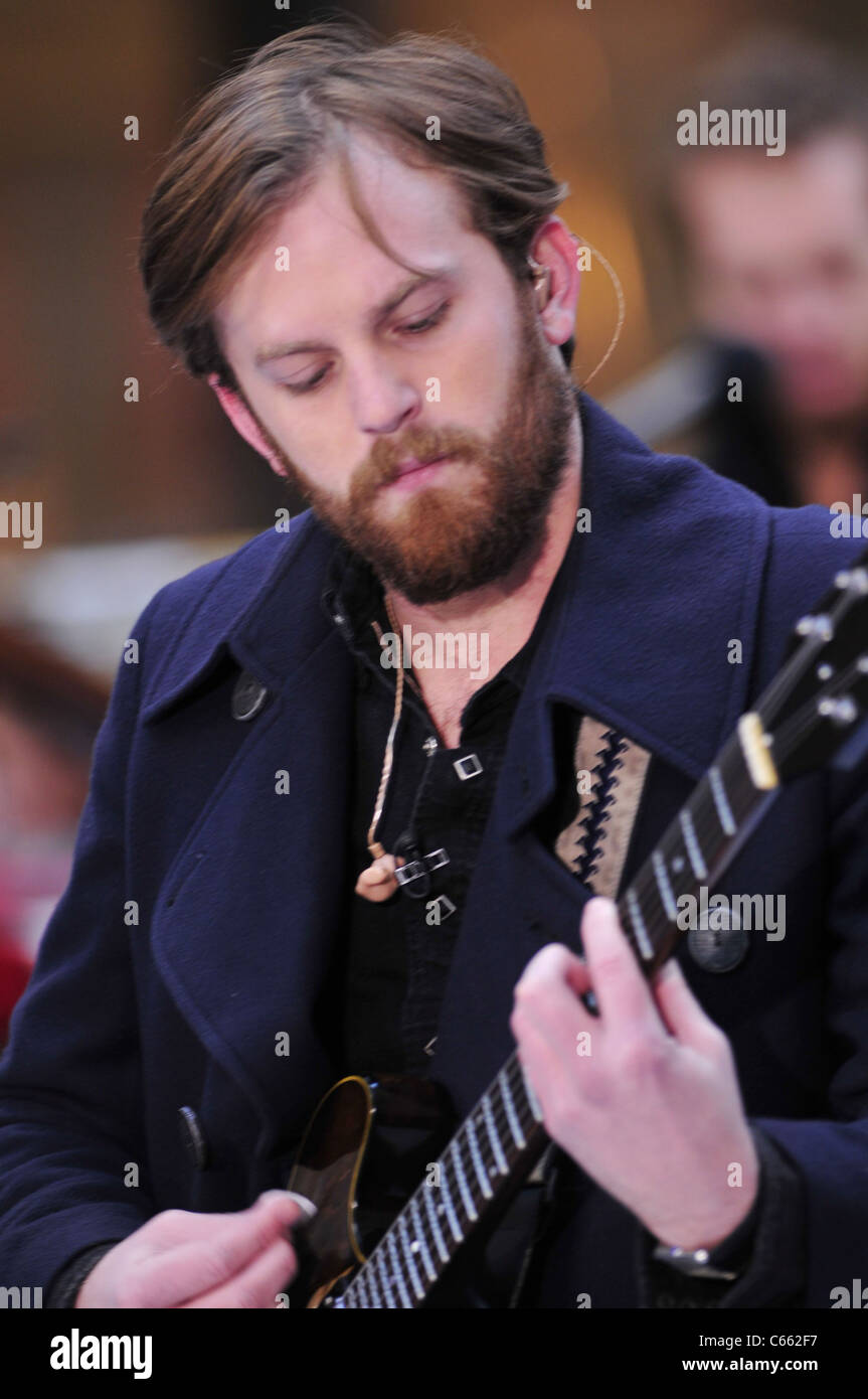Caleb Followill für NBC heute zeigen Konzert mit Kings of Leon, Rockefeller Plaza, New York, NY 24. November 2010 auf der Bühne. Foto von: William D. Bird/Everett Collection Stockfoto