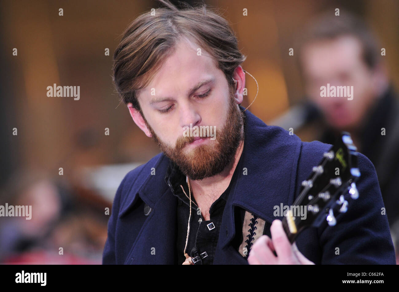 Caleb Followill für NBC heute zeigen Konzert mit Kings of Leon, Rockefeller Plaza, New York, NY 24. November 2010 auf der Bühne. Foto von: William D. Bird/Everett Collection Stockfoto