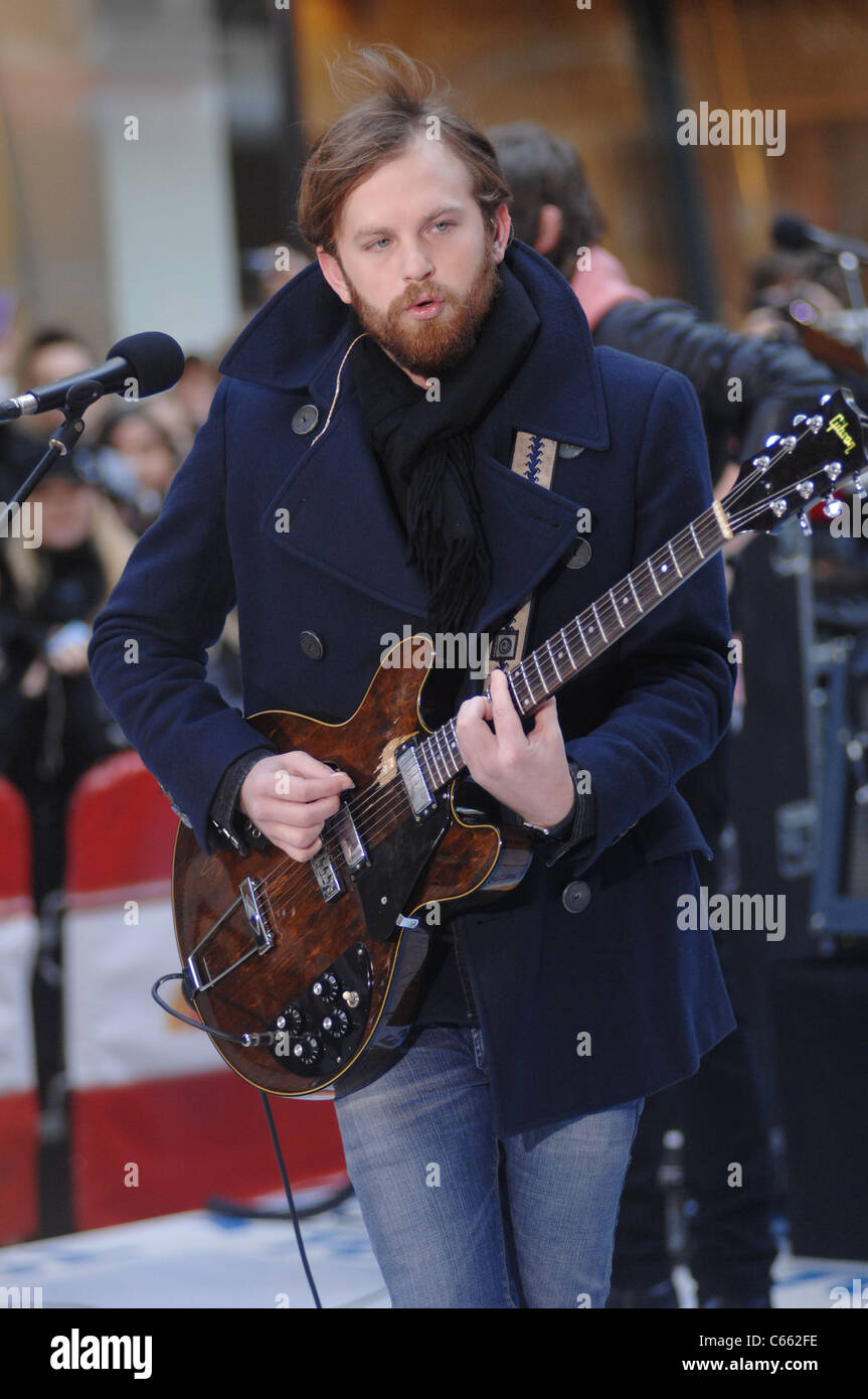 Caleb Followill für NBC heute zeigen Konzert mit Kings of Leon, Rockefeller Plaza, New York, NY 24. November 2010 auf der Bühne. Foto von: William D. Bird/Everett Collection Stockfoto