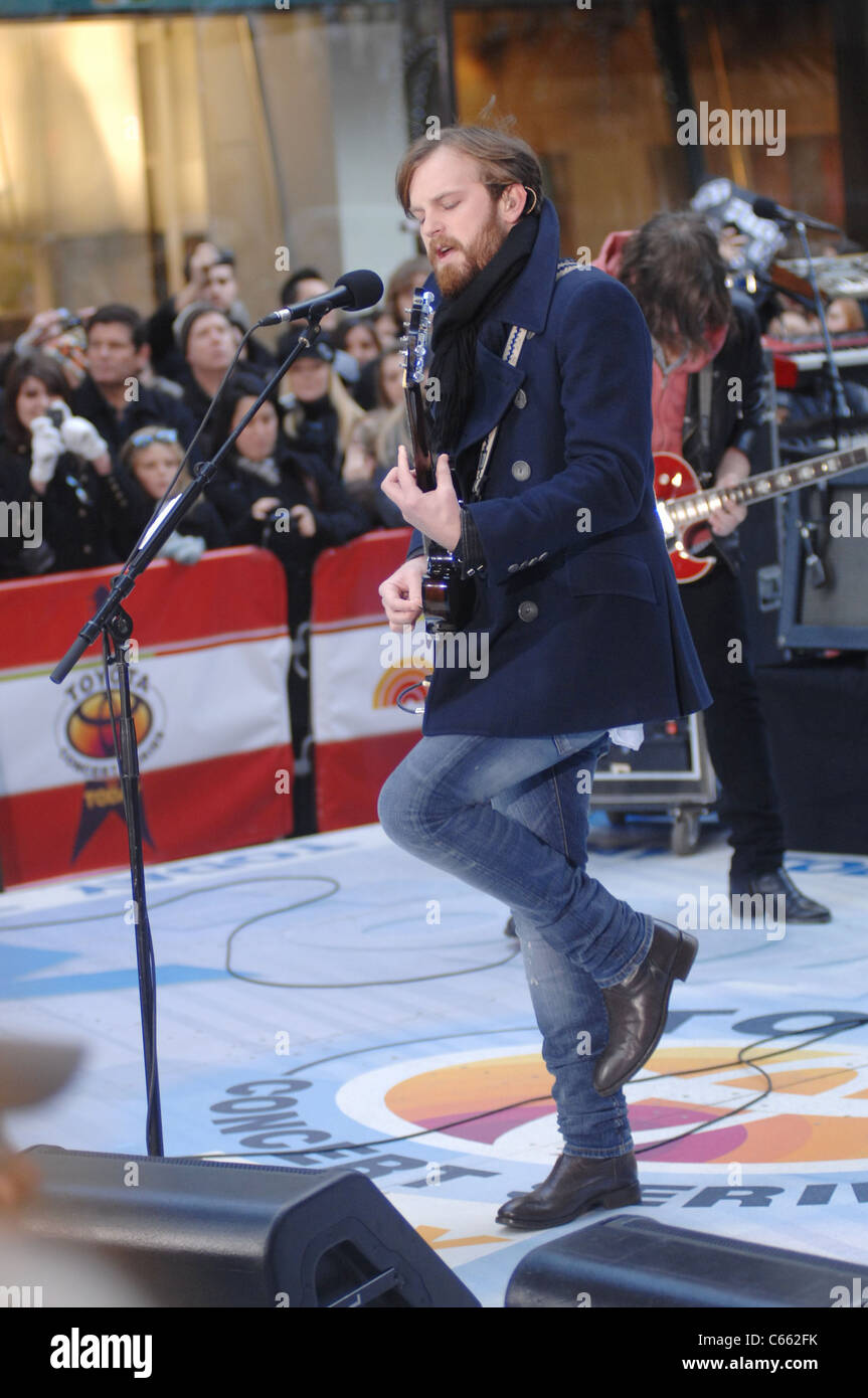 Caleb Followill für NBC heute zeigen Konzert mit Kings of Leon, Rockefeller Plaza, New York, NY 24. November 2010 auf der Bühne. Foto von: William D. Bird/Everett Collection Stockfoto