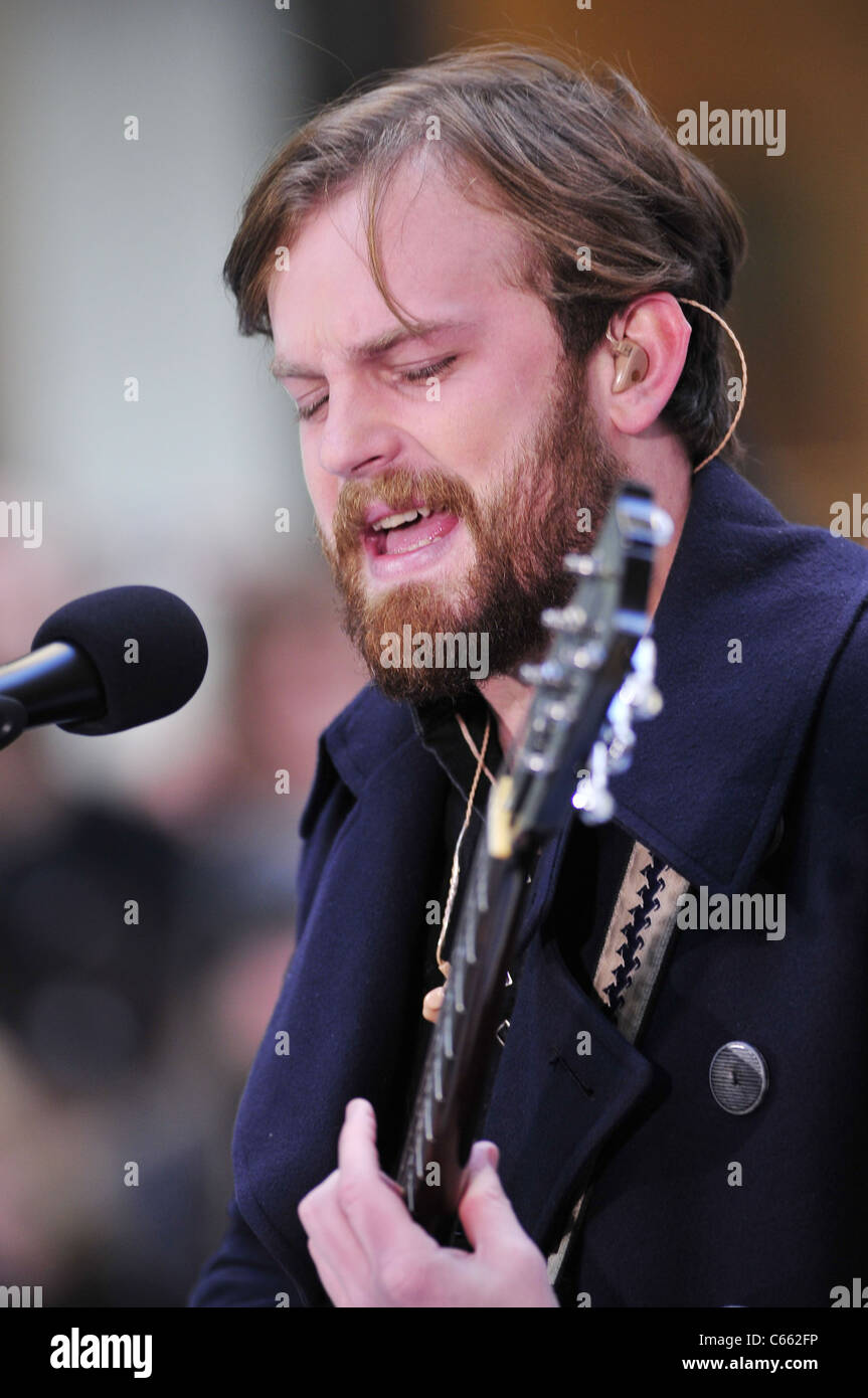 Caleb Followill für NBC heute zeigen Konzert mit Kings of Leon, Rockefeller Plaza, New York, NY 24. November 2010 auf der Bühne. Foto von: William D. Bird/Everett Collection Stockfoto