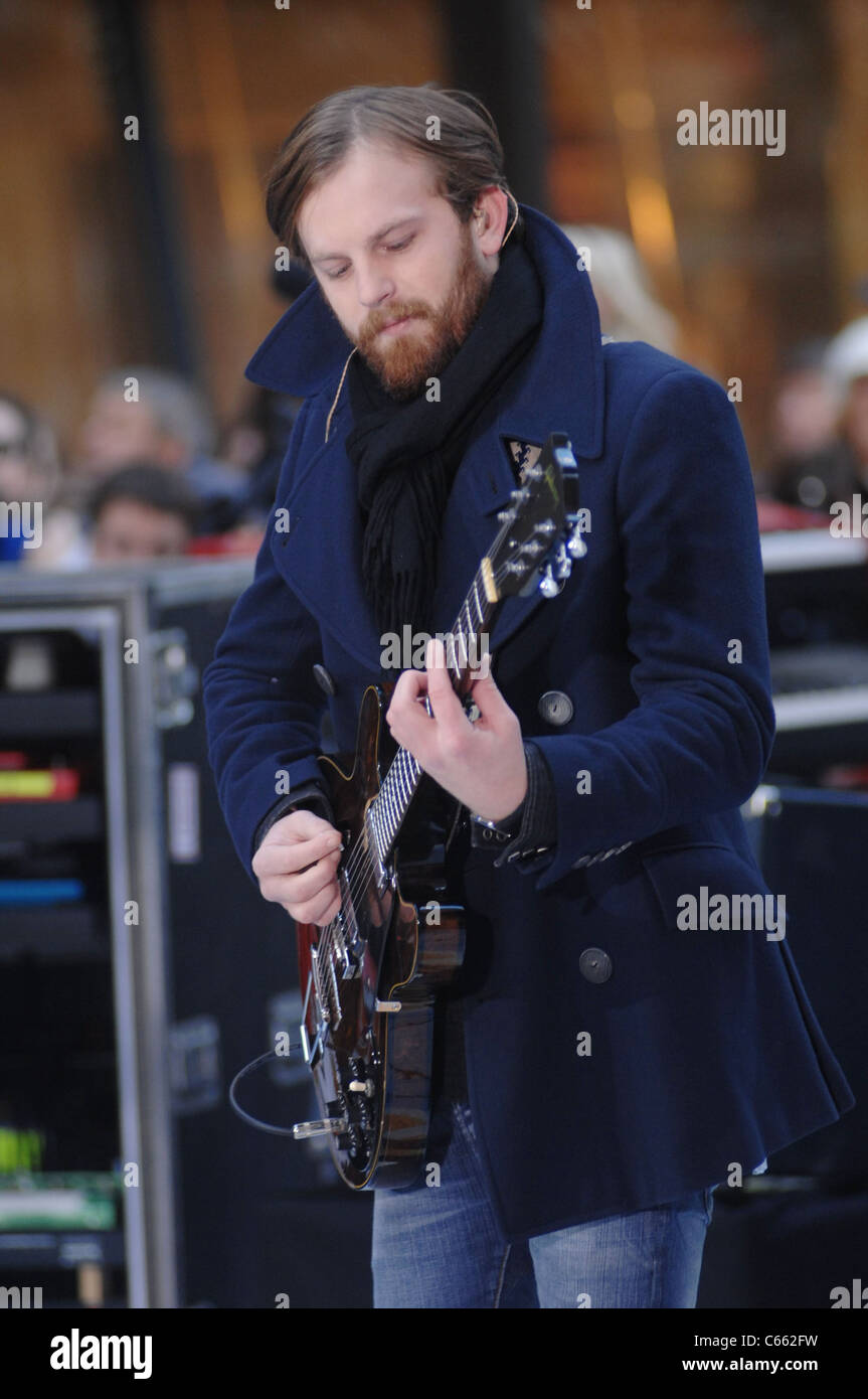 Caleb Followill für NBC heute zeigen Konzert mit Kings of Leon, Rockefeller Plaza, New York, NY 24. November 2010 auf der Bühne. Foto von: William D. Bird/Everett Collection Stockfoto