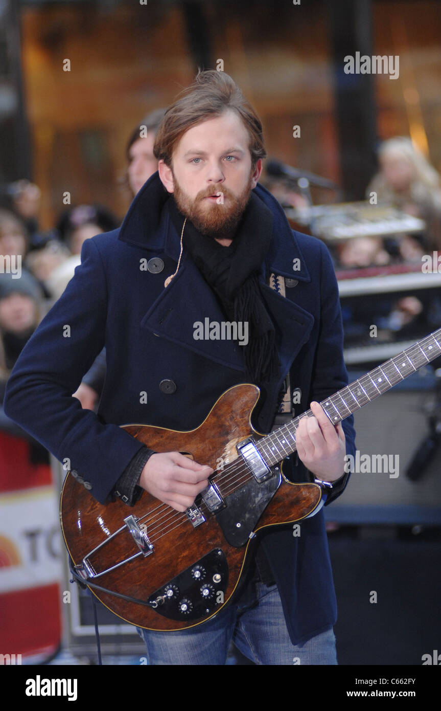 Caleb Followill für NBC heute zeigen Konzert mit Kings of Leon, Rockefeller Plaza, New York, NY 24. November 2010 auf der Bühne. Foto von: William D. Bird/Everett Collection Stockfoto