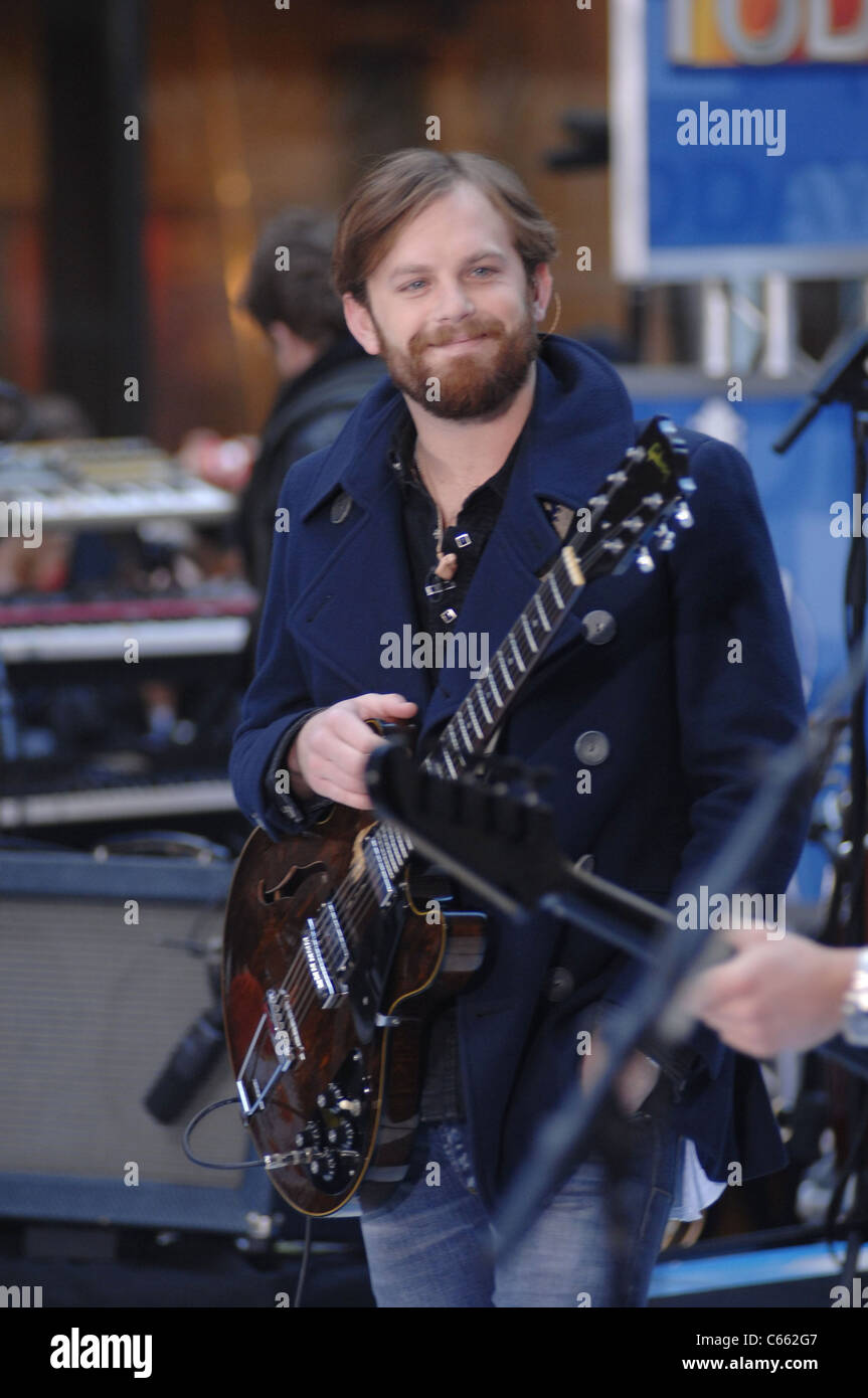 Caleb Followill für NBC heute zeigen Konzert mit Kings of Leon, Rockefeller Plaza, New York, NY 24. November 2010 auf der Bühne. Foto von: William D. Bird/Everett Collection Stockfoto