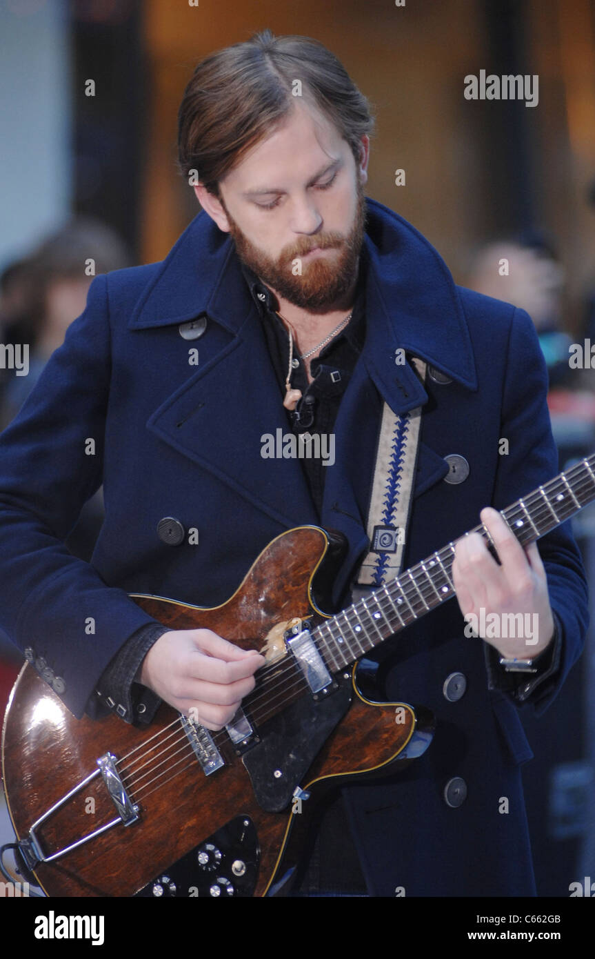 Caleb Followill für NBC heute zeigen Konzert mit Kings of Leon, Rockefeller Plaza, New York, NY 24. November 2010 auf der Bühne. Foto von: William D. Bird/Everett Collection Stockfoto