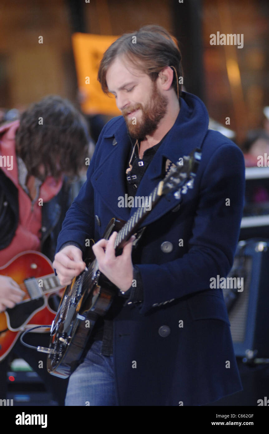 Caleb Followill für NBC heute zeigen Konzert mit Kings of Leon, Rockefeller Plaza, New York, NY 24. November 2010 auf der Bühne. Foto von: William D. Bird/Everett Collection Stockfoto
