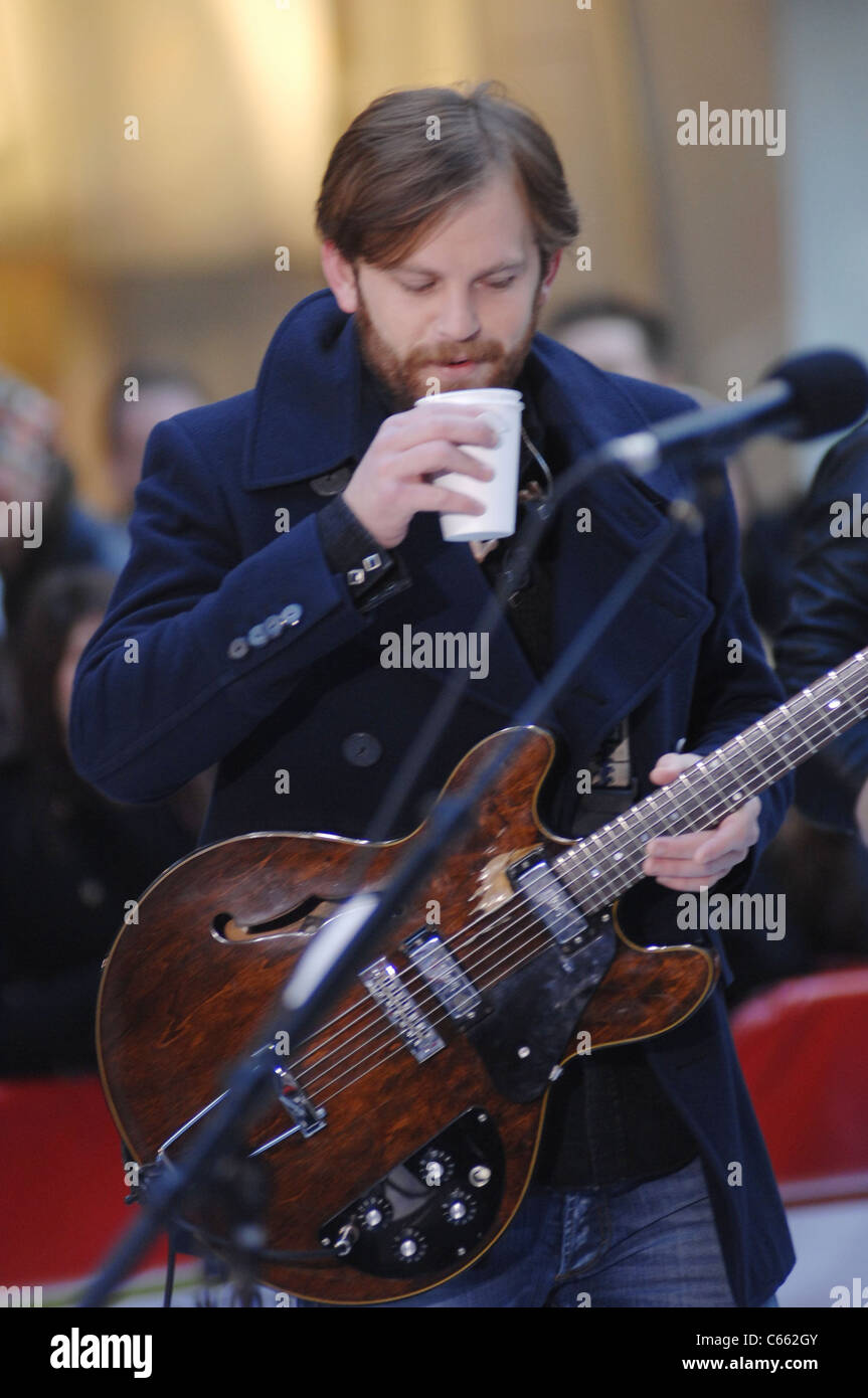 Caleb Followill für NBC heute zeigen Konzert mit Kings of Leon, Rockefeller Plaza, New York, NY 24. November 2010 auf der Bühne. Foto von: William D. Bird/Everett Collection Stockfoto