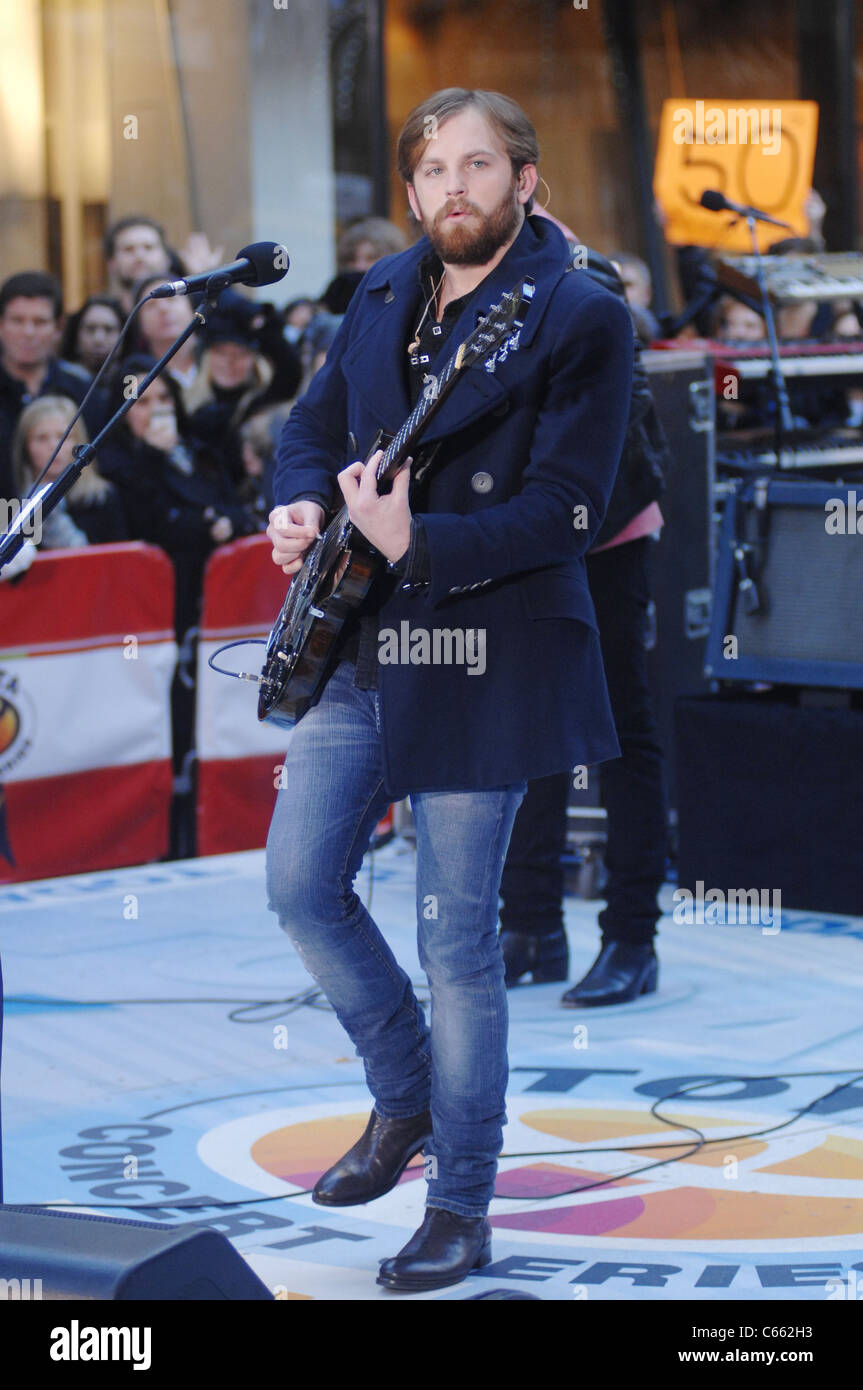 Caleb Followill für NBC heute zeigen Konzert mit Kings of Leon, Rockefeller Plaza, New York, NY 24. November 2010 auf der Bühne. Foto von: William D. Bird/Everett Collection Stockfoto