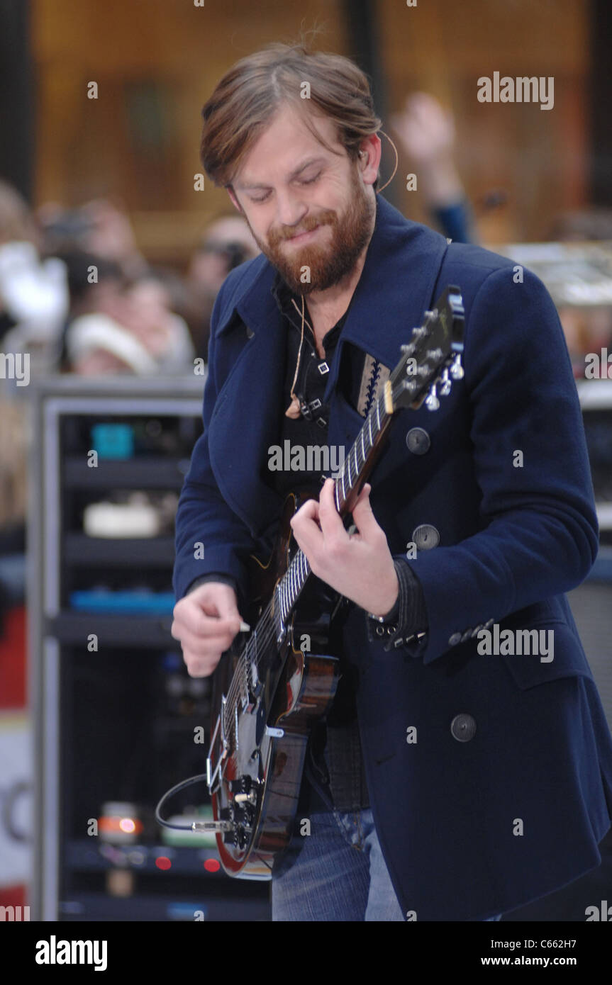 Caleb Followill für NBC heute zeigen Konzert mit Kings of Leon, Rockefeller Plaza, New York, NY 24. November 2010 auf der Bühne. Foto von: William D. Bird/Everett Collection Stockfoto
