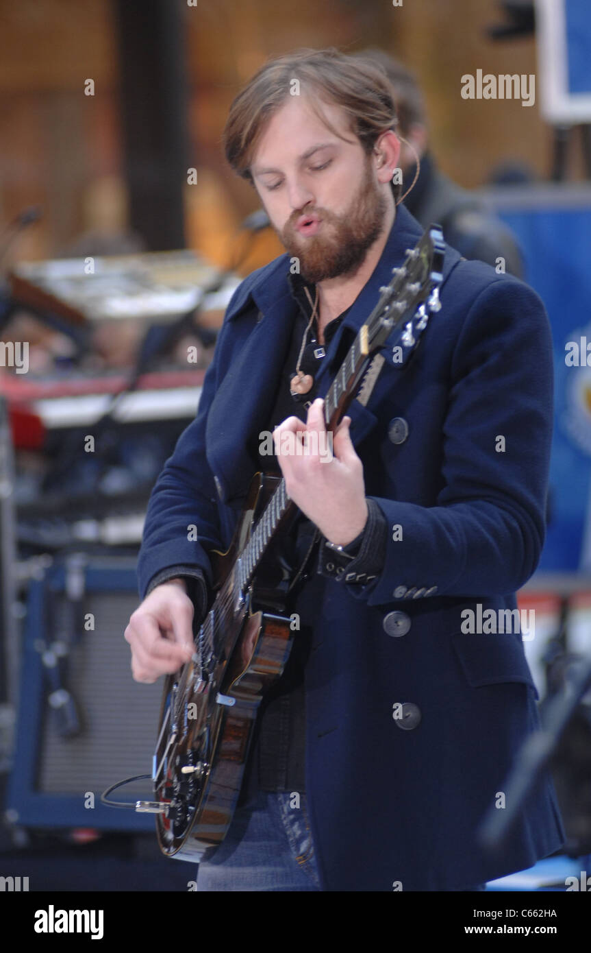 Caleb Followill für NBC heute zeigen Konzert mit Kings of Leon, Rockefeller Plaza, New York, NY 24. November 2010 auf der Bühne. Foto von: William D. Bird/Everett Collection Stockfoto