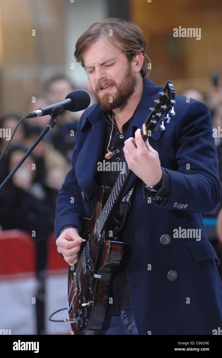 Caleb Followill für NBC heute zeigen Konzert mit Kings of Leon, Rockefeller Plaza, New York, NY 24. November 2010 auf der Bühne. Foto von: William D. Bird/Everett Collection Stockfoto