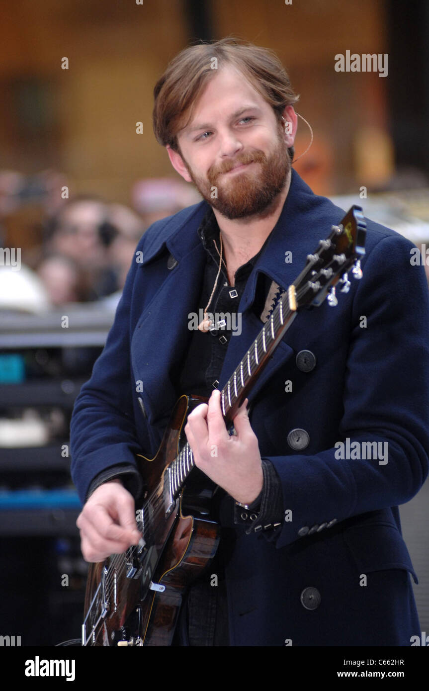 Caleb Followill für NBC heute zeigen Konzert mit Kings of Leon, Rockefeller Plaza, New York, NY 24. November 2010 auf der Bühne. Foto von: William D. Bird/Everett Collection Stockfoto