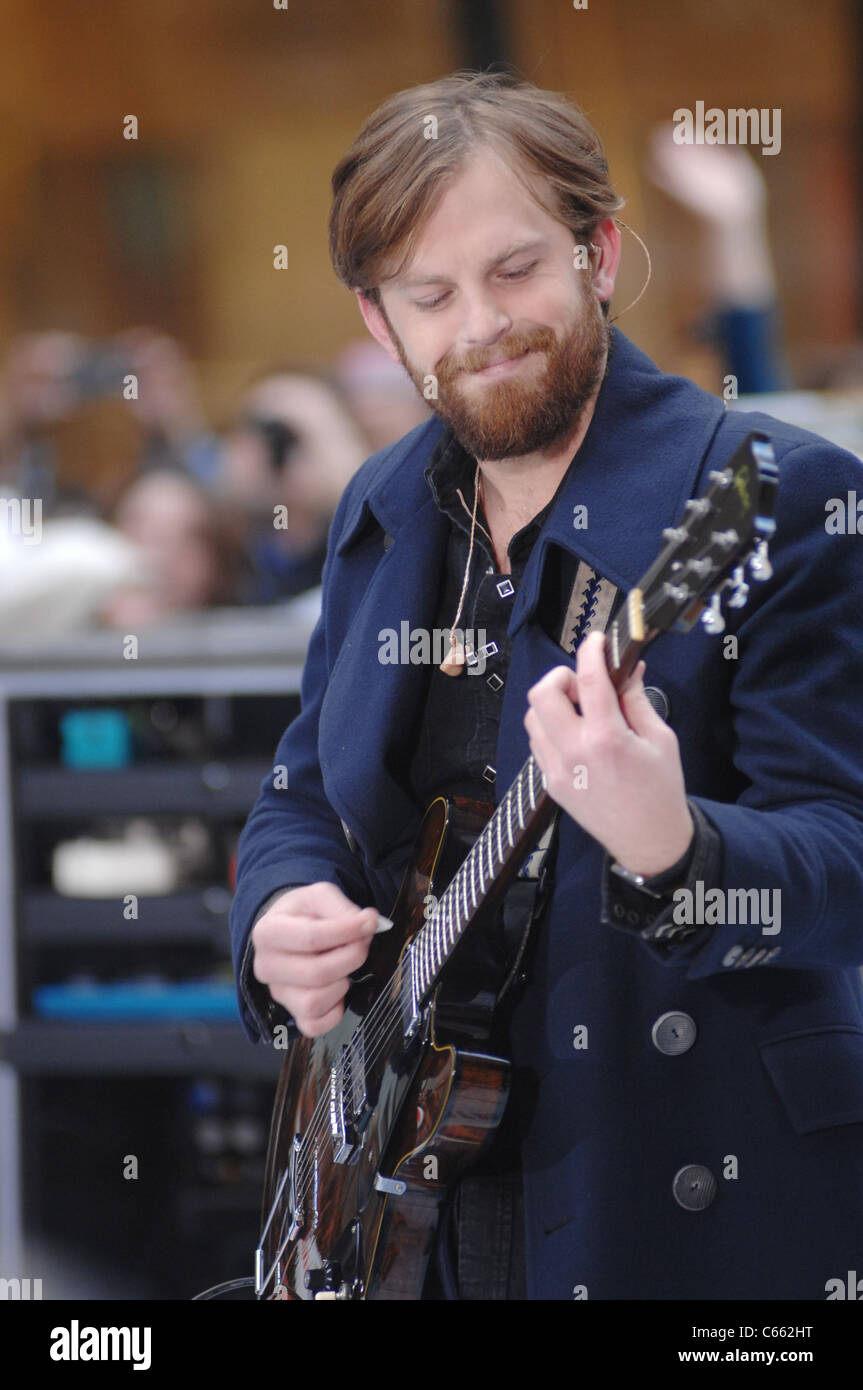 Caleb Followill für NBC heute zeigen Konzert mit Kings of Leon, Rockefeller Plaza, New York, NY 24. November 2010 auf der Bühne. Foto von: William D. Bird/Everett Collection Stockfoto