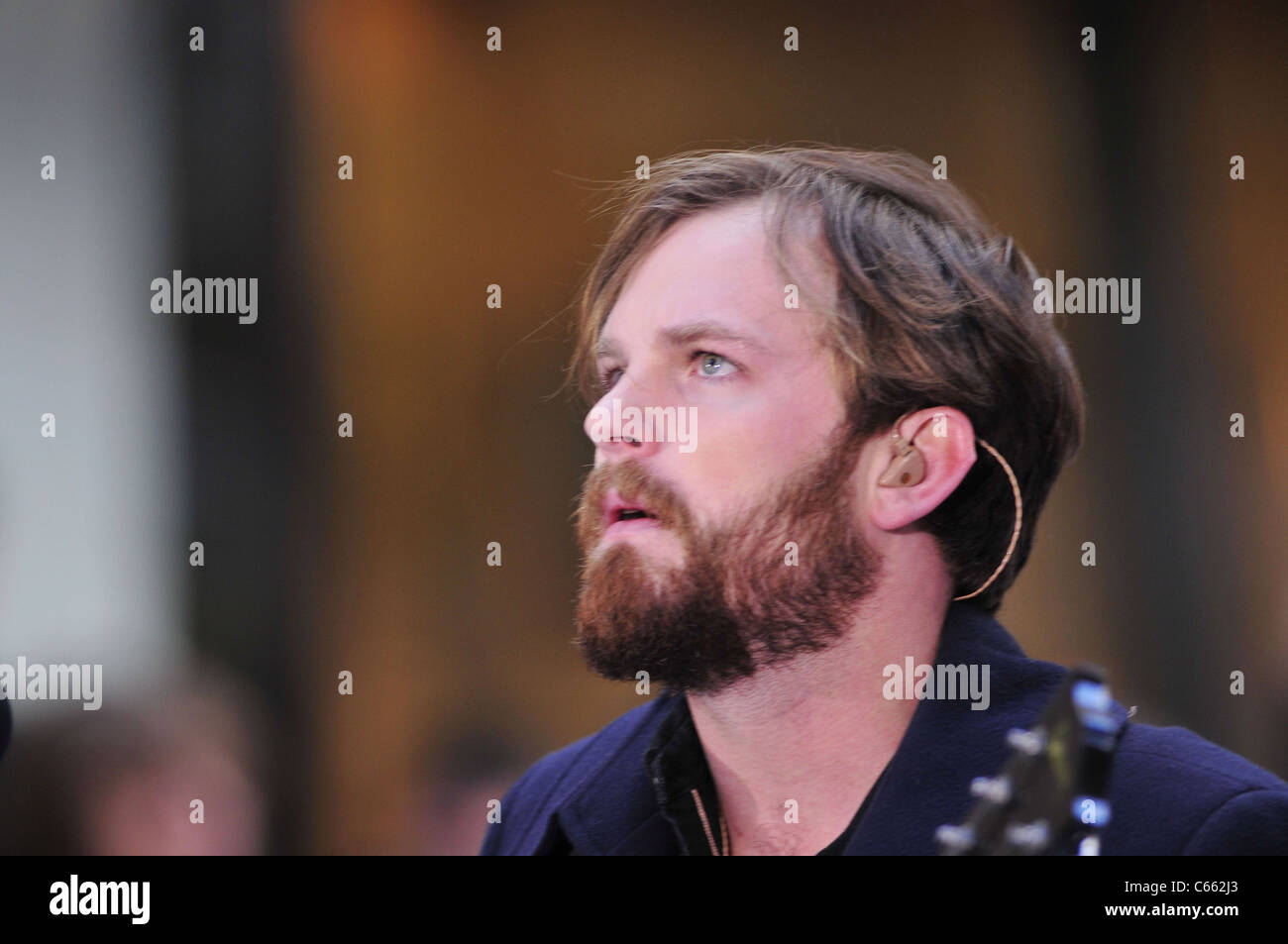 Caleb Followill für NBC heute zeigen Konzert mit Kings of Leon, Rockefeller Plaza, New York, NY 24. November 2010 auf der Bühne. Foto von: William D. Bird/Everett Collection Stockfoto