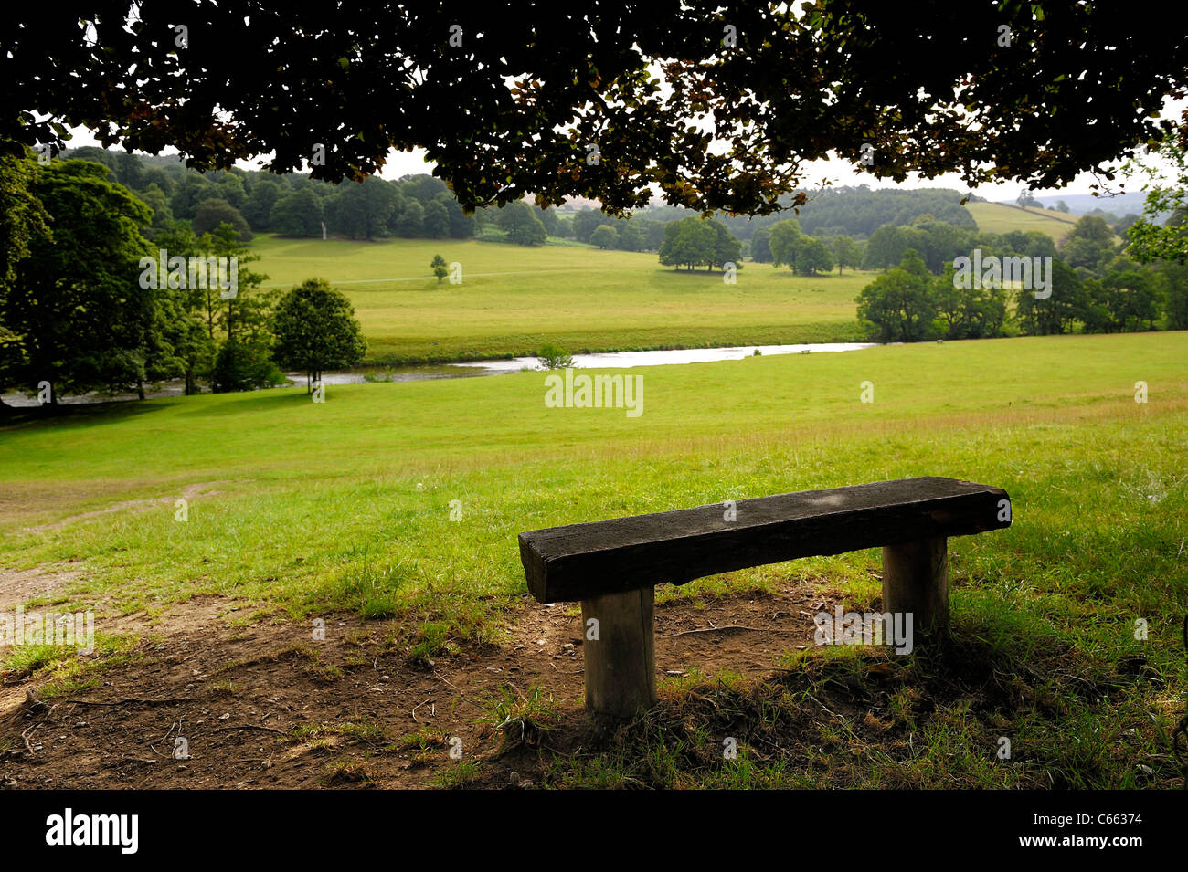 Blick auf den Fluss Derwent Chatsworth Anwesen Park Derbyshire England uk Stockfoto