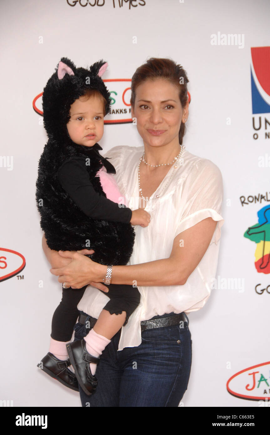 Luna Marie, Constance Marie in Anwesenheit für Camp Ronald McDonald für Good Times 18. jährlichen Karneval präsentiert von JAKKS kümmert, Universal Studios Backlot, Universal City, CA 24. Oktober 2010. Foto von: Michael Germana/Everett Collection Stockfoto