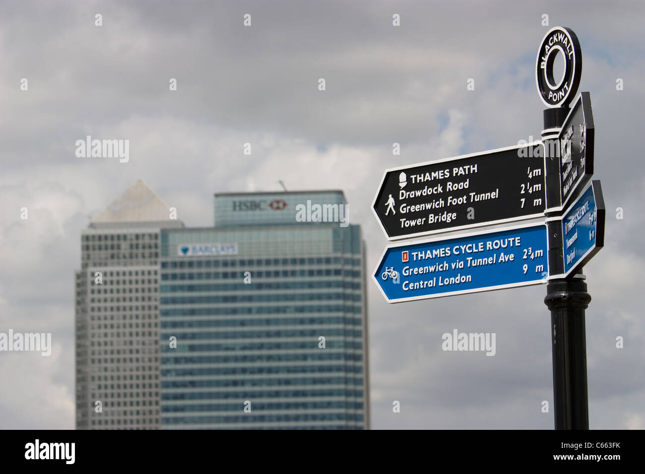 Schild zum Thames Path am Blackwall Point mit der berühmten Skyline von Canary Wharf mit One Canada Square, HSBC und Barclays Towers im Hintergrund Stockfoto