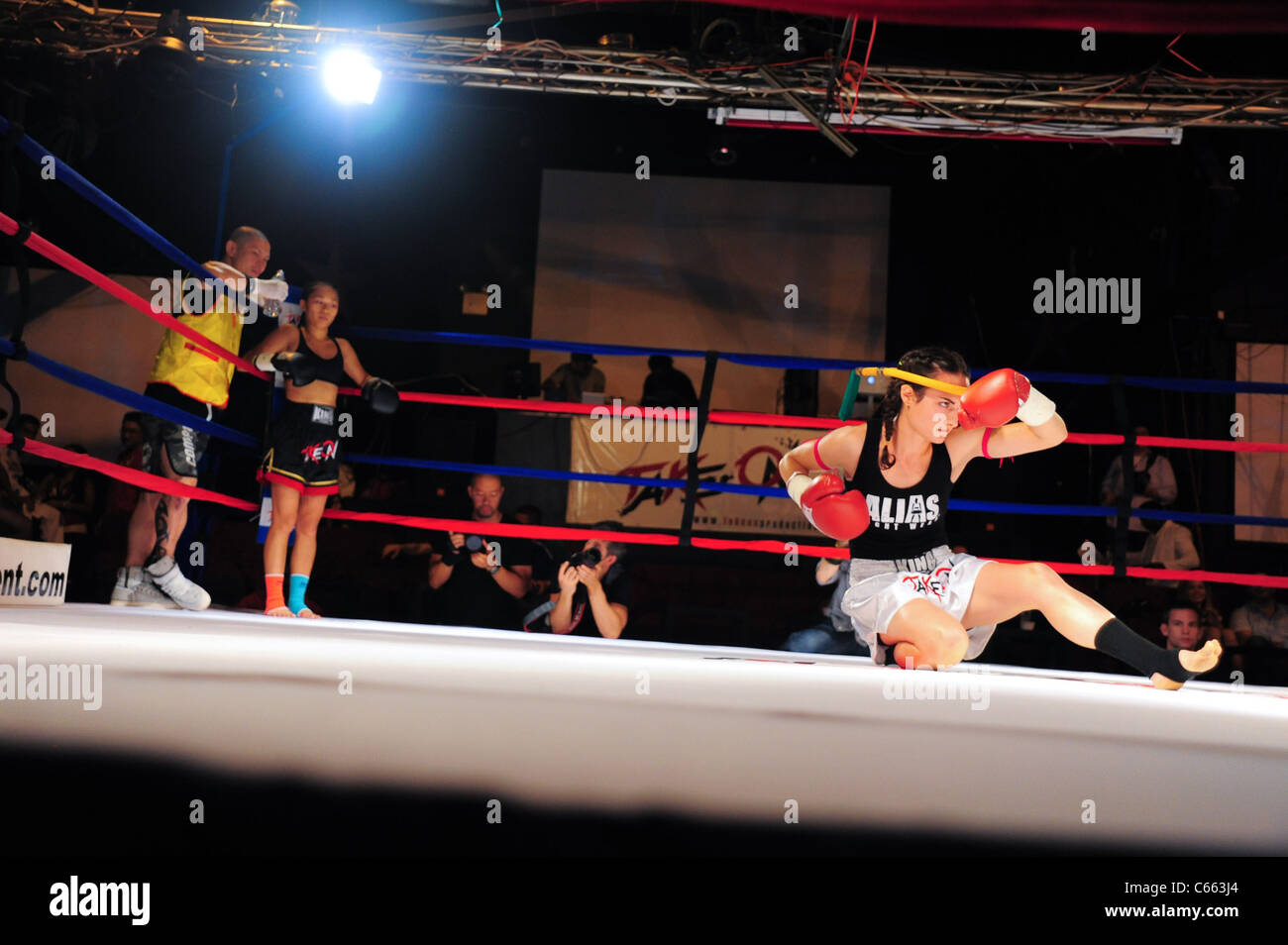 Jessica Ng (schwarze Stämme), Sylvie von Duuglas-Ittu (weiße Stämme) bei einem öffentlichen Auftritt für nehmen ON SHOW präsentiert $10.000 Professional Muay Thai Kickbox-Turnier, 7 Zug Theater, Flushing, NY 17. Juli 2010. Foto von: Gregorio T. Binuya/Everett Collection Stockfoto