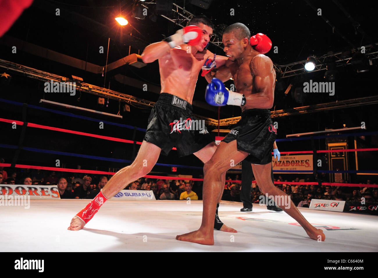 Turan Hasanov (L), Terrence Hill (R) bei einem öffentlichen Auftritt für nehmen ON SHOW präsentiert $10.000 Professional Muay Thai Kickboxen Stockfoto