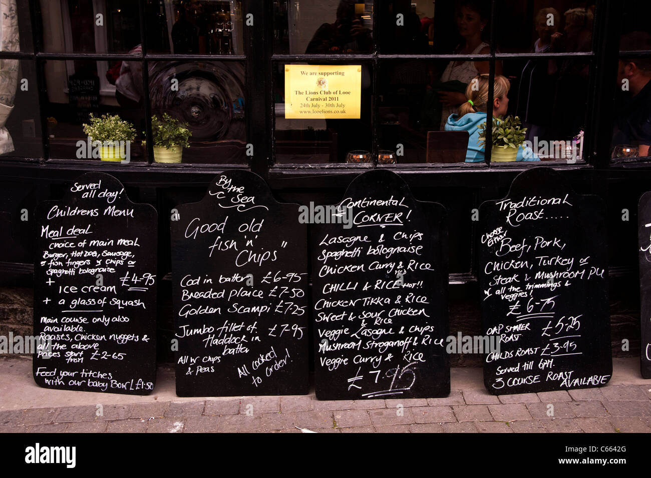 Speisekarten vor einem Pub in Looe, ein beliebter Ferienort mit Meer in Cornwall Stockfoto