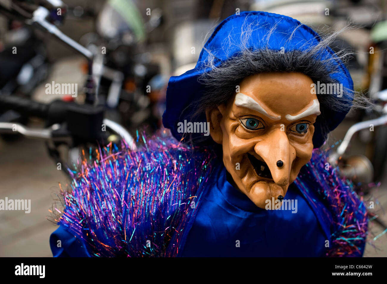 Hexe Puppe auf einem Motorrad treffen in Mailand Stockfoto