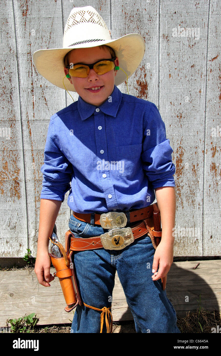 Junger Cowboy Teilnehmer der schnelle Verlosung Wettbewerb während der "Tage der Pionier" Stockfoto