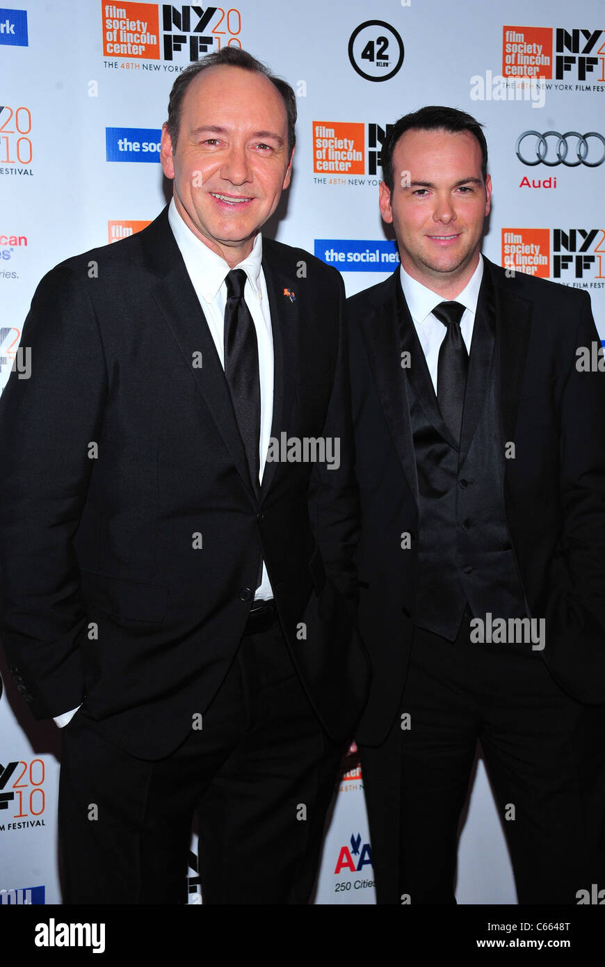 Kevin Spacey, Michael De Luca im Ankunftsbereich für die 48th New York Film Festival Opening Night-Premiere von THE SOCIAL NETWORK, Alice Tully Hall im Lincoln Center, New York, NY 24. September 2010. Foto von: Gregorio T. Binuya/Everett Collection Stockfoto