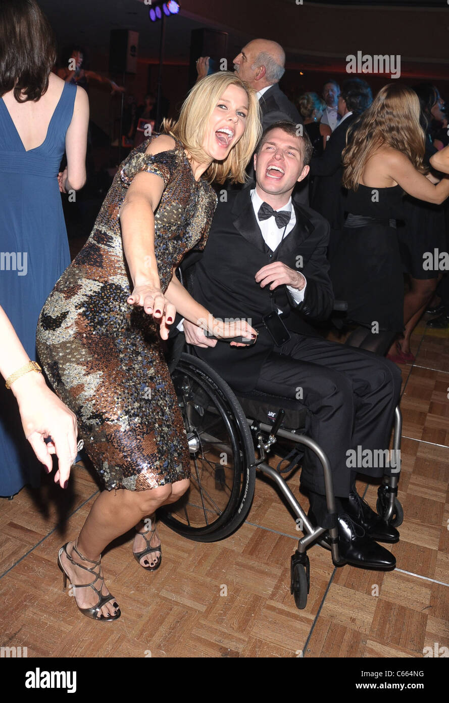 Mary Alice Stephenson, Francesco Clark tanzen in Anwesenheit für A magischer Abend - The Reeve Foundation 20. Jubiläums-Gala, New York Marriott Marquis Hotel, New York, NY 17. November 2010. Foto von: Rob Rich/Everett Collection Stockfoto