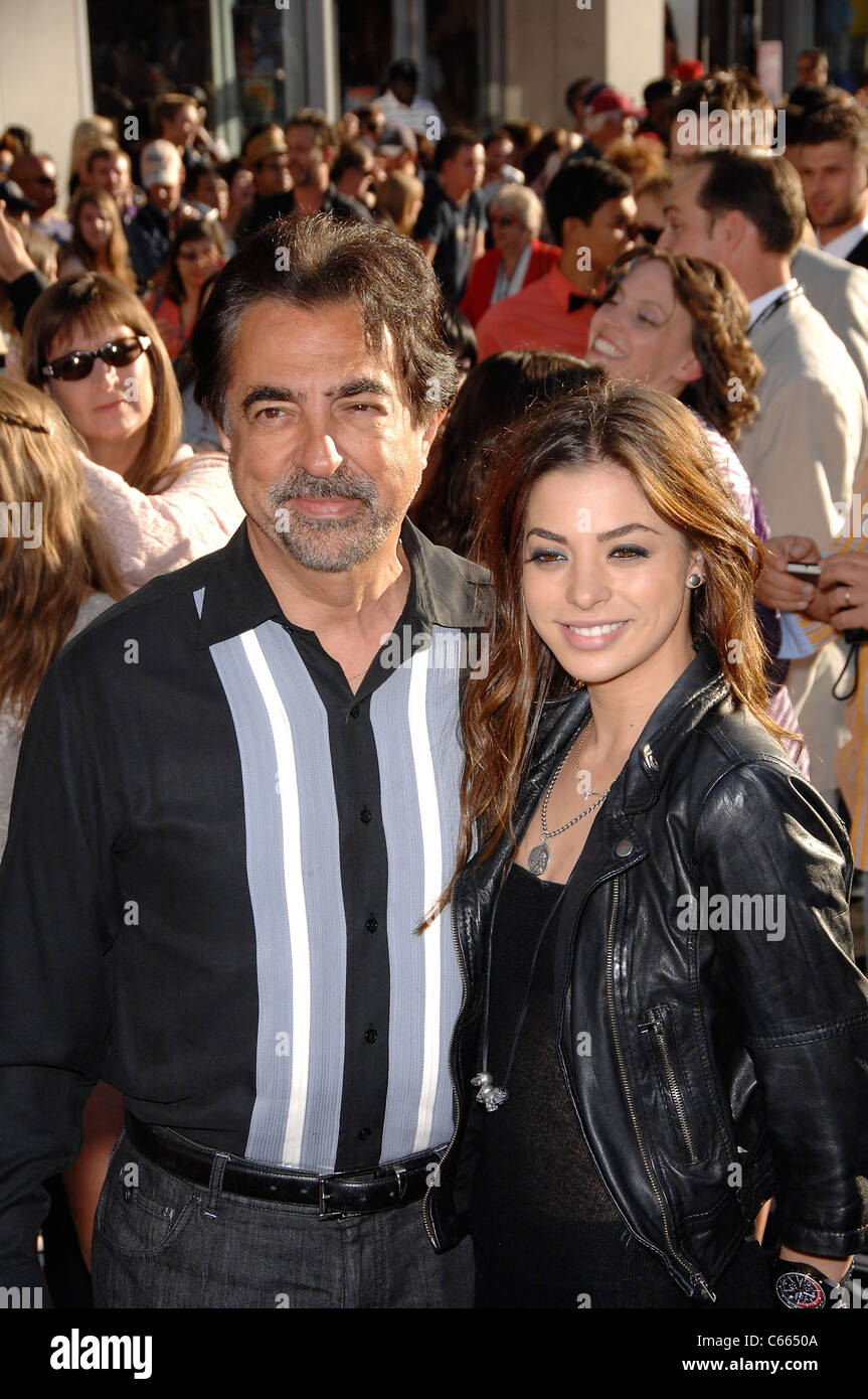 Joe Mantegna, Gia Mantegna im Ankunftsbereich für CARS 2 Weltpremiere, El Capitan Theatre, Los Angeles, CA 18. Juni 2011. Foto von: Michael Germana/Everett Collection Stockfoto