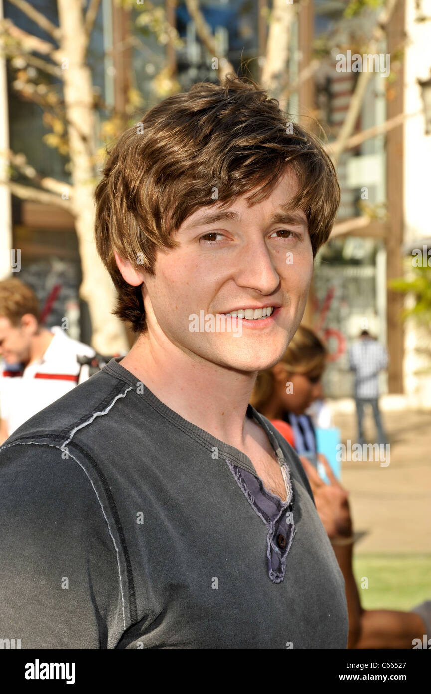 Lucas Neff im Ankunftsbereich für Erhöhung hoffen Papa Decathlon, The Grove, Los Angeles, CA 17. September 2010. Foto von: Robert Kenney/Everett Collection Stockfoto