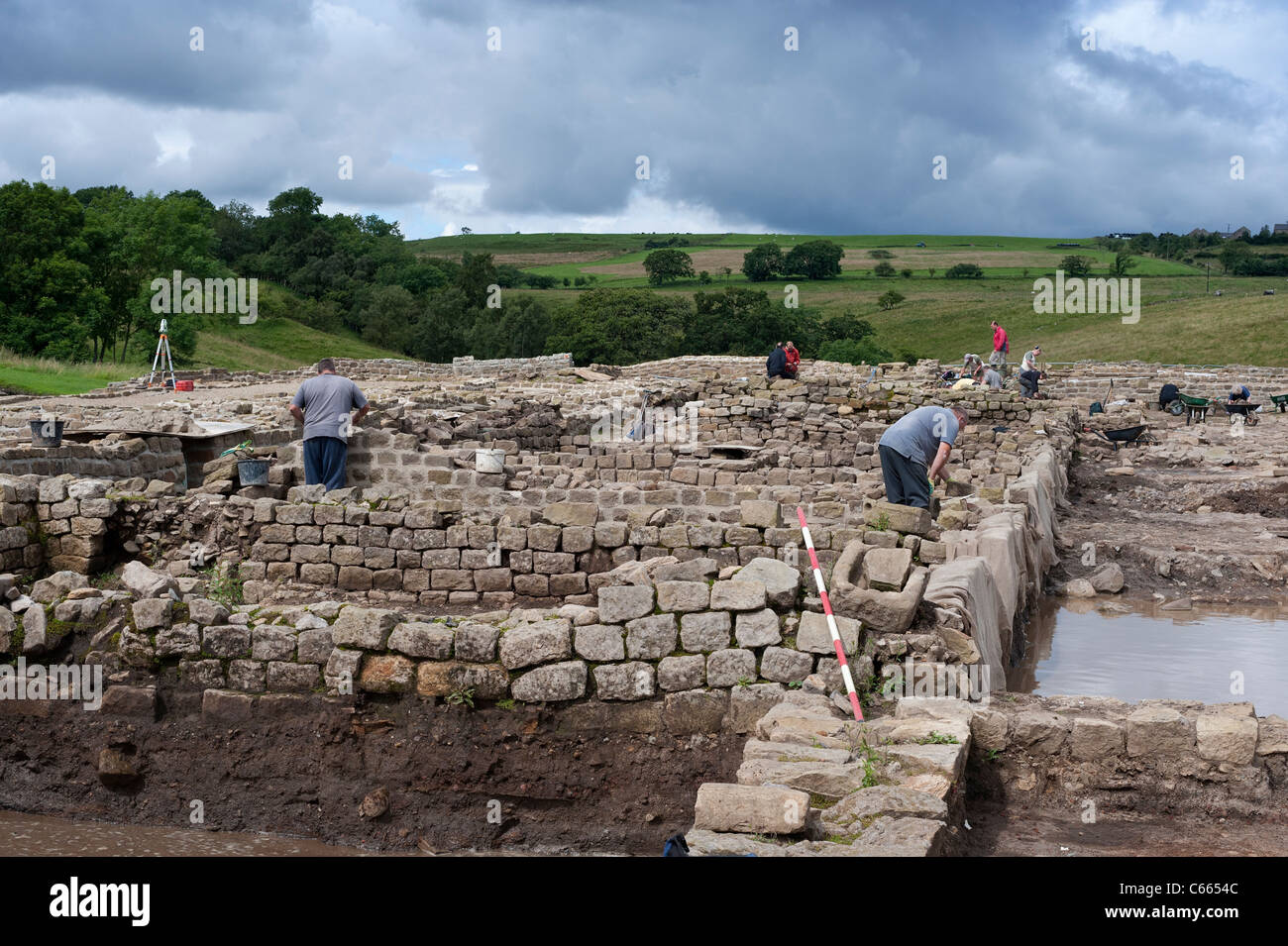 Archäologische Ausgrabungen und Konsolidierung der ungedeckten Wände an Vindolanda römisches Kastell in Northumberland Stockfoto