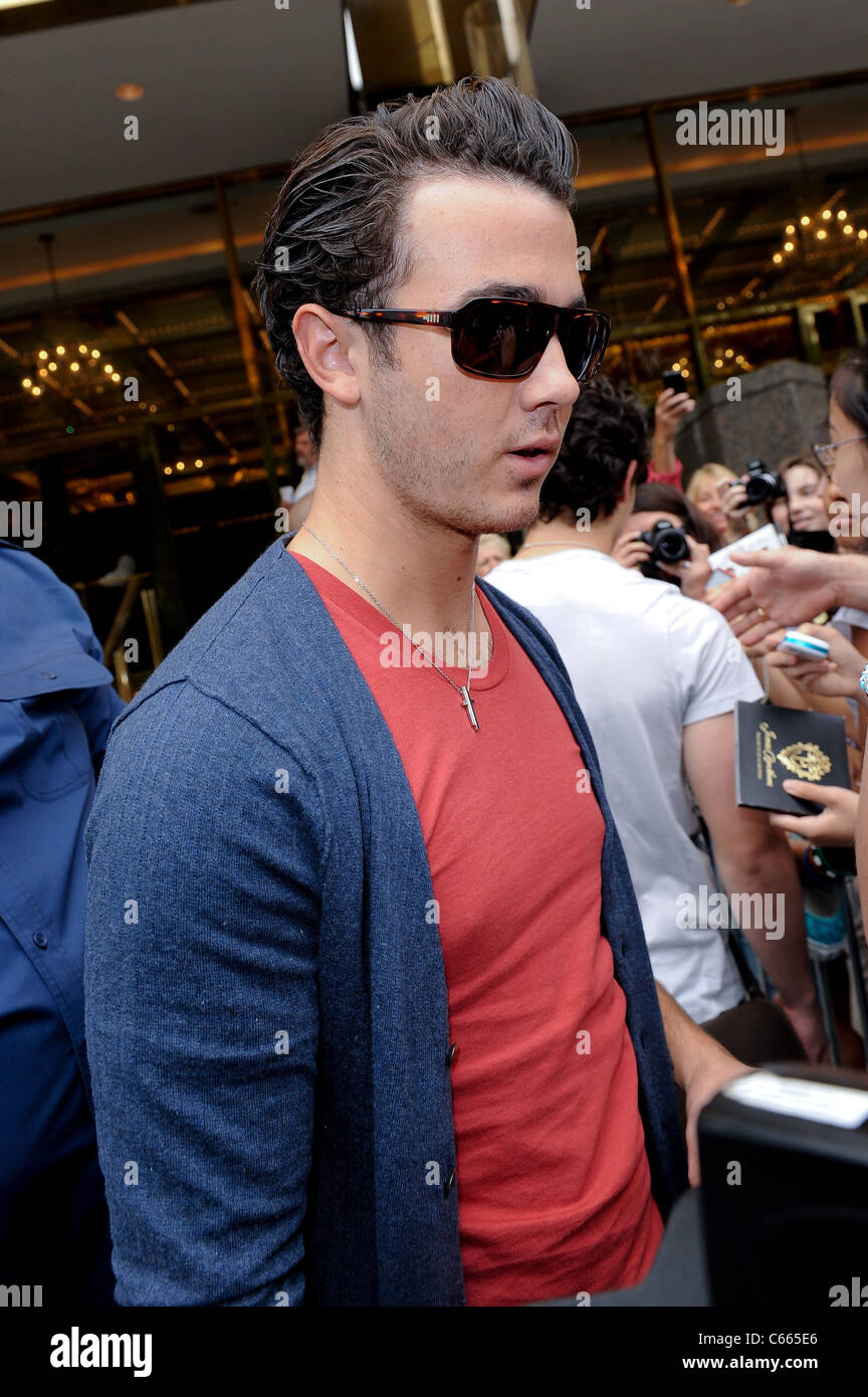 Kevin Jonas, verlässt seine Hotel in Midtown Manhattan unterwegs für Promi-Schnappschüsse - Mittwoch, New York, NY 18. August 2010. Foto von: Ray Tamarra/Everett Collection Stockfoto