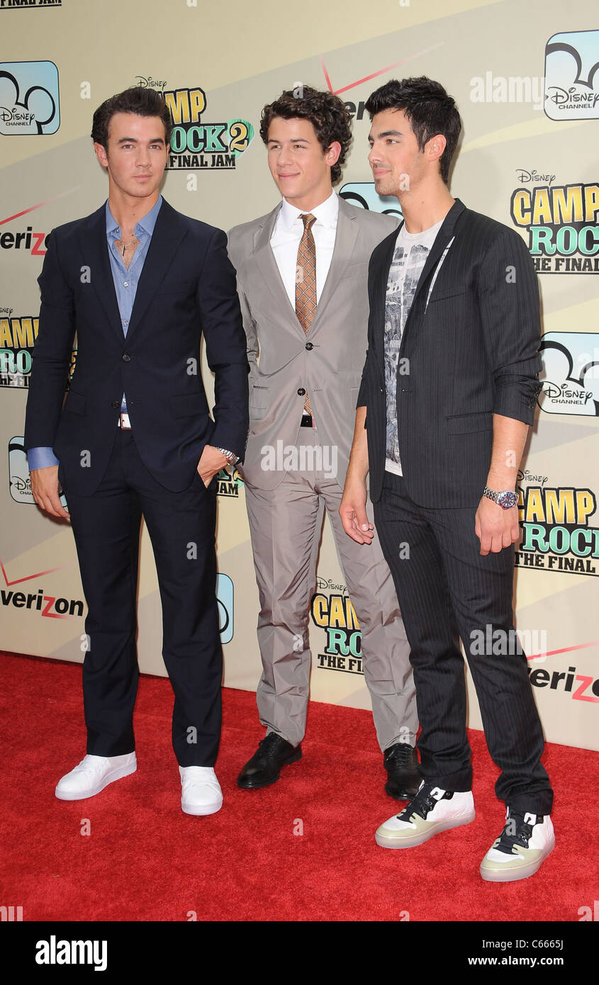 Kevin Jonas, Nick Jonas, Joe Jonas im Ankunftsbereich für CAMP ROCK 2 - THE FINAL JAM Premiere, Alice Tully Hall, Lincoln Center, New York, NY 18. August 2010. Foto von: Kristin Callahan/Everett Collection Stockfoto
