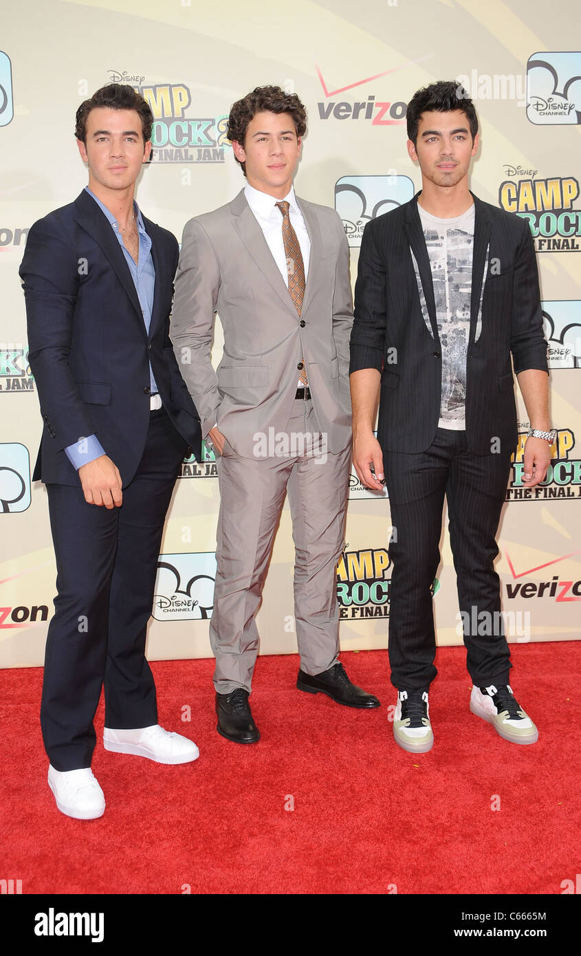 Kevin Jonas, Nick Jonas, Joe Jonas im Ankunftsbereich für CAMP ROCK 2 - THE FINAL JAM Premiere, Alice Tully Hall, Lincoln Center, New York, NY 18. August 2010. Foto von: Kristin Callahan/Everett Collection Stockfoto