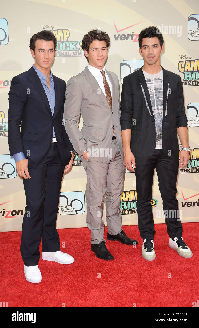 Kevin Jonas, Nick Jonas, Joe Jonas im Ankunftsbereich für CAMP ROCK 2 - THE FINAL JAM Premiere, Alice Tully Hall, Lincoln Center, New York, NY 18. August 2010. Foto von: Kristin Callahan/Everett Collection Stockfoto