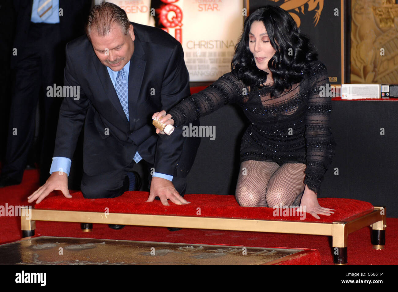 Cher bei einem öffentlichen Auftritt für Cher Hand & Footprint Ceremony am Grauman Chinese Theatre, Graumans Chinese Theatre, Los Angeles, CA 18. November 2010. Foto von: Michael Germana/Everett Collection Stockfoto