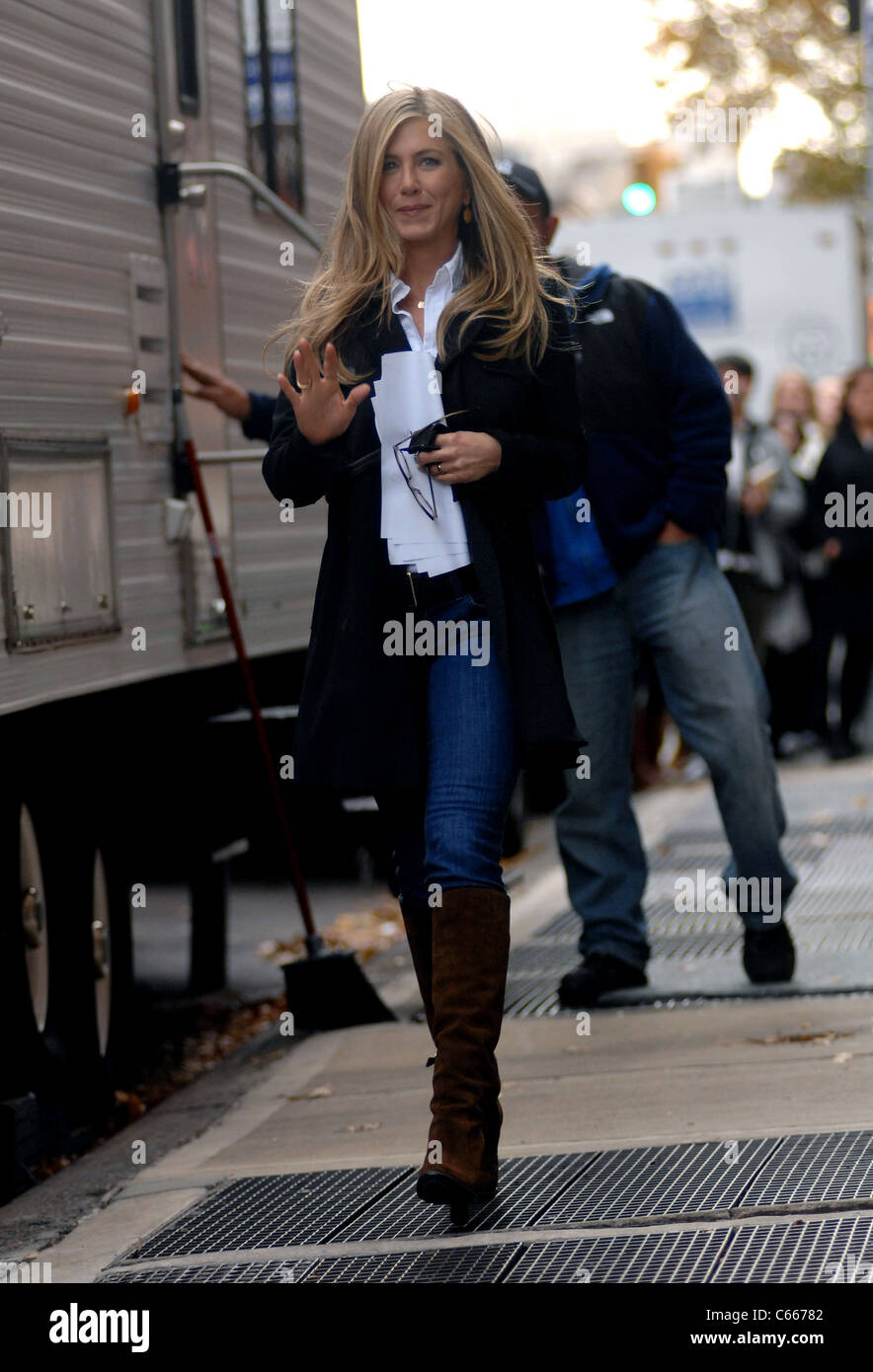 Jennifer Aniston unterwegs für Fernweh Film zu drehen, in Manhattan, New York, NY 18. November 2010. Foto von: William D. Bird/Everett Collection Stockfoto
