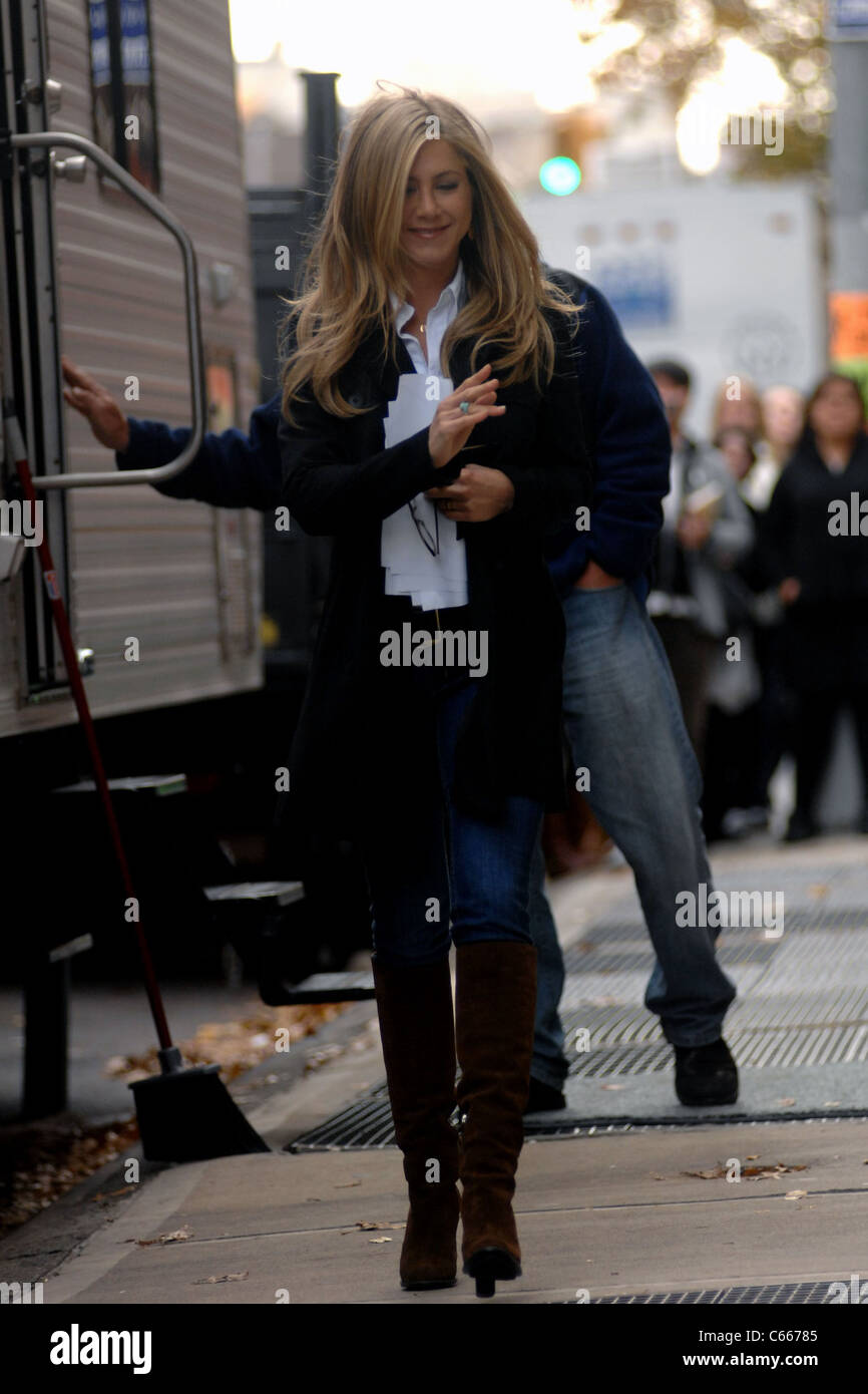 Jennifer Aniston unterwegs für Fernweh Film zu drehen, in Manhattan, New York, NY 18. November 2010. Foto von: William D. Bird/Everett Collection Stockfoto