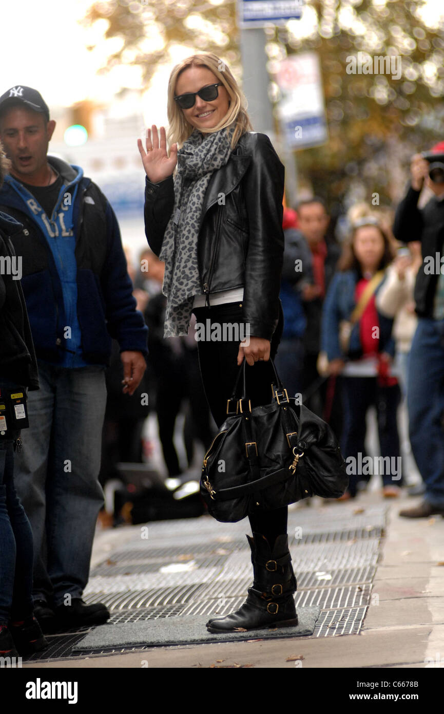 Malin Akerman unterwegs für Fernweh Film zu drehen, in Manhattan, New York, NY 18. November 2010. Foto von: William D. Bird/Everett Collection Stockfoto