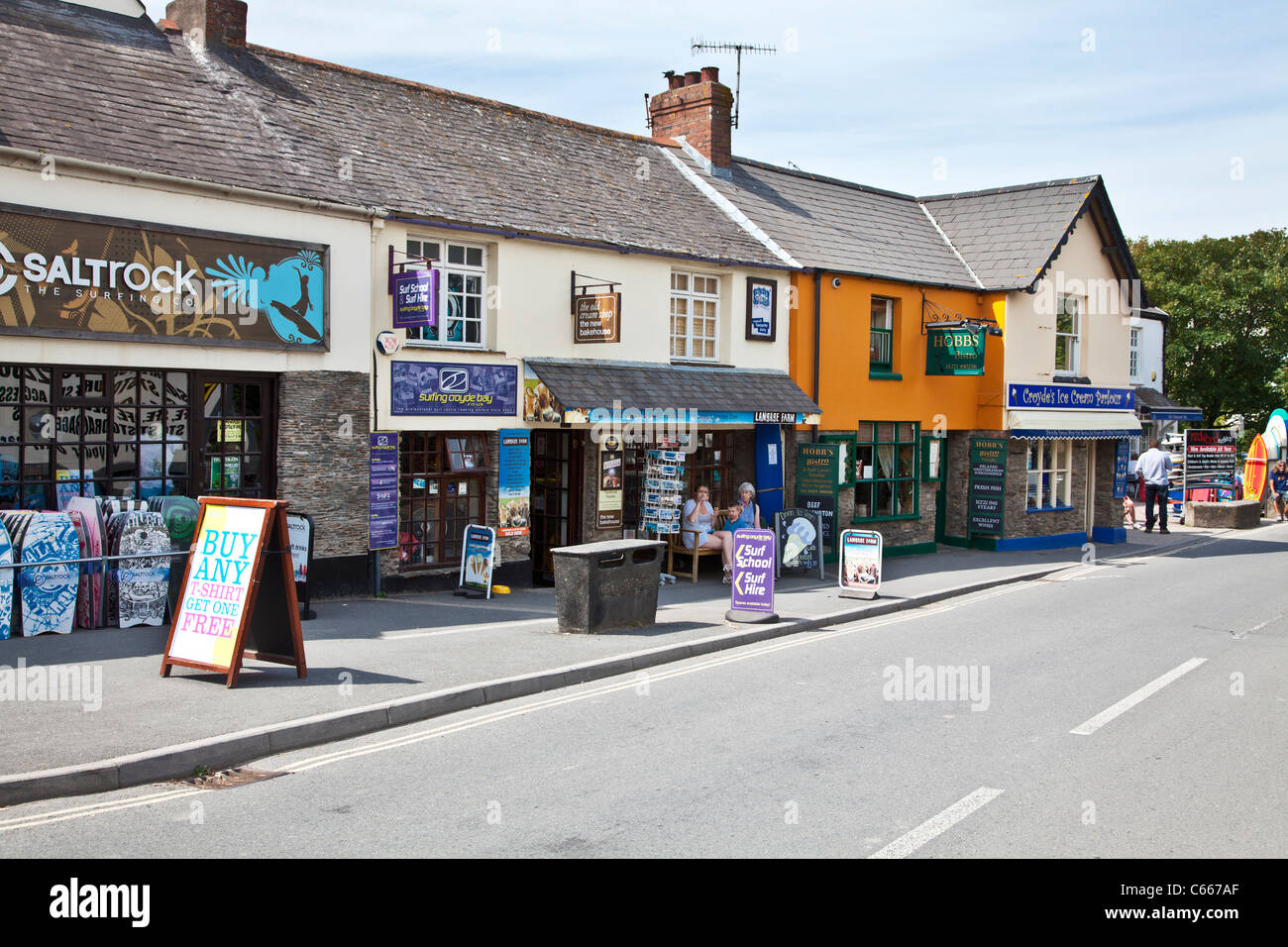 Die Hauptstraße in Croyde, North Devon, einem beliebten englischen Urlaubsziel bekannt für seine Surf. Stockfoto