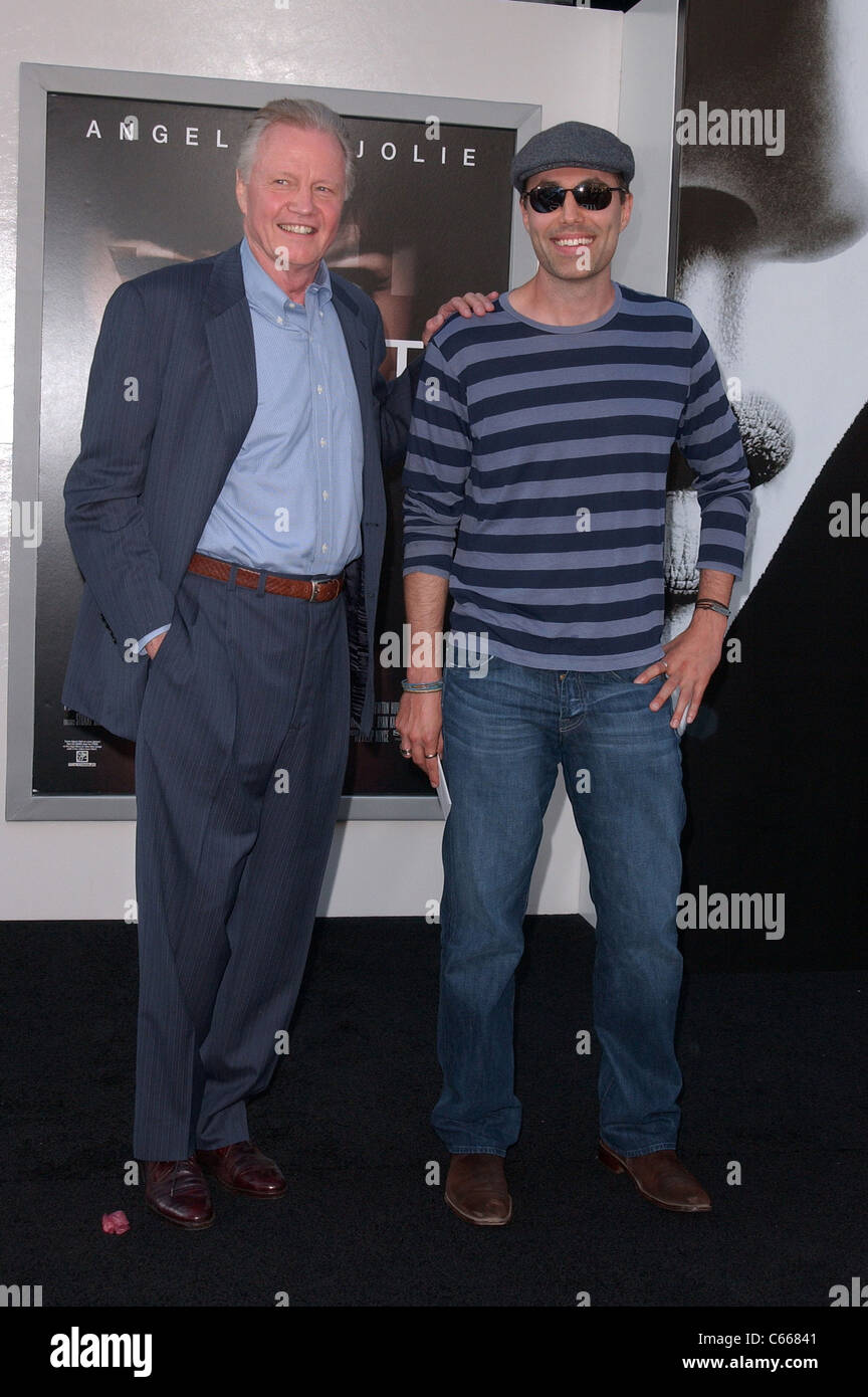 Jon Voight, James Haven im Ankunftsbereich für SALT Premiere, Graumans Chinese Theatre, Los Angeles, CA 19. Juli 2010. Foto von: Tony Stockfoto