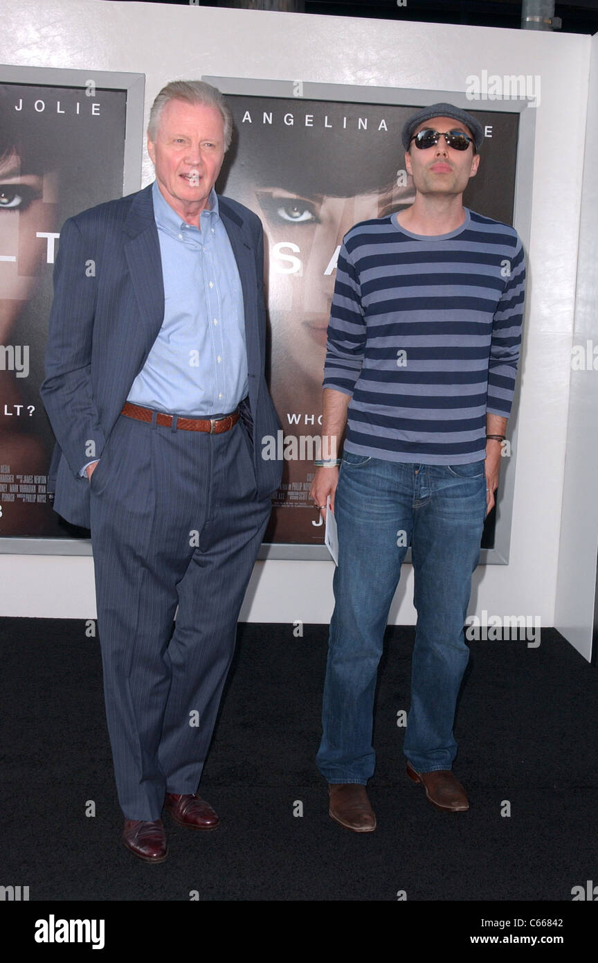 Jon Voight, James Haven im Ankunftsbereich für SALT Premiere, Graumans Chinese Theatre, Los Angeles, CA 19. Juli 2010. Foto von: Tony Stockfoto