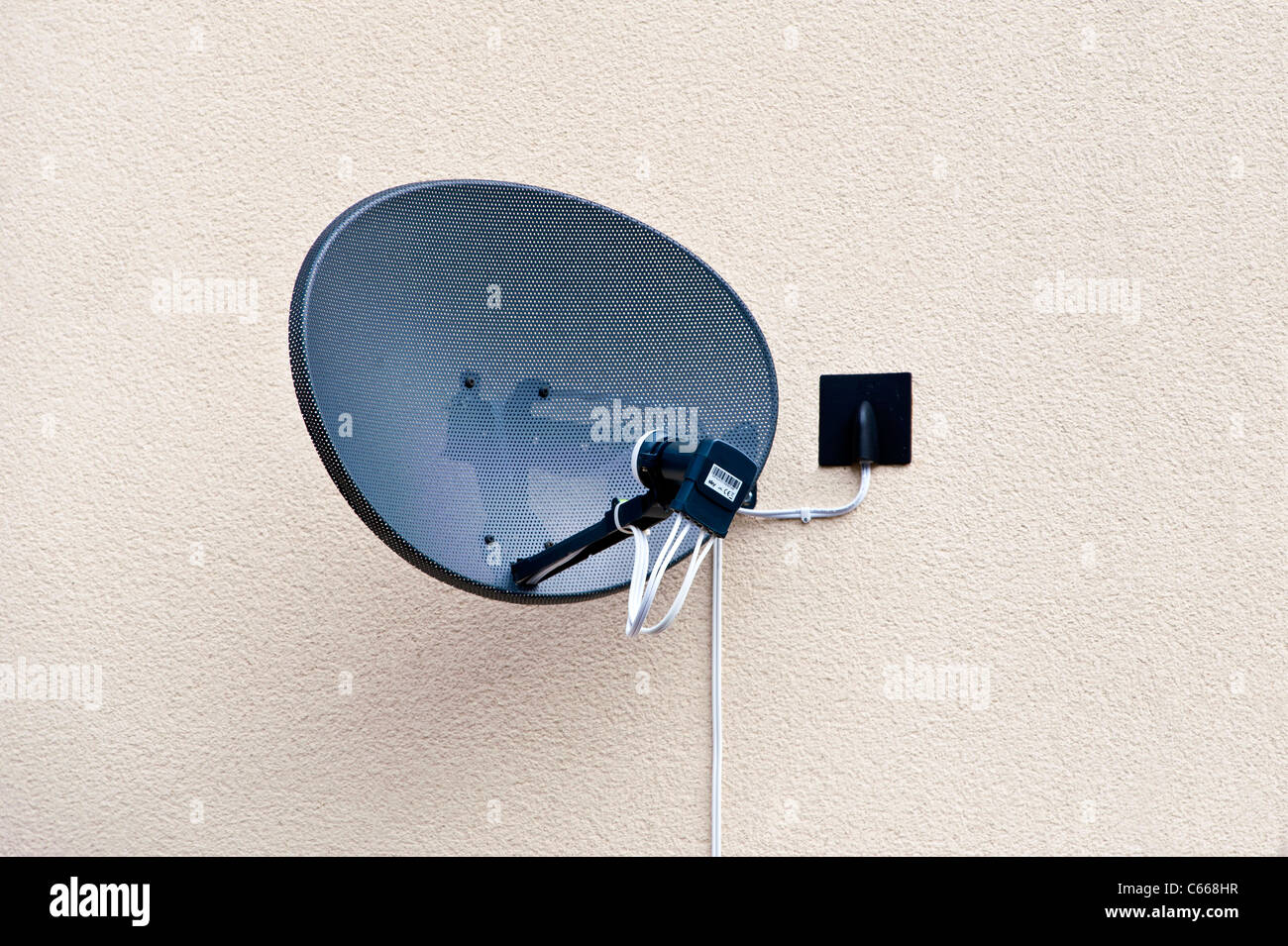 Sat-TV-Empfang Antenne (Schüssel) an der Wand der eine Wohnimmobilie montiert Stockfoto