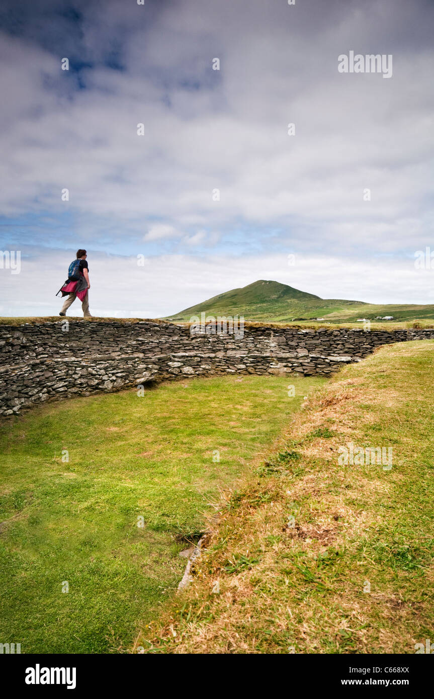 Ein Tourist zu Fuß entlang der Wände des Leacanabuile Stone Fort in der Nähe von Cahirciveen in County Kerry, Irland Stockfoto